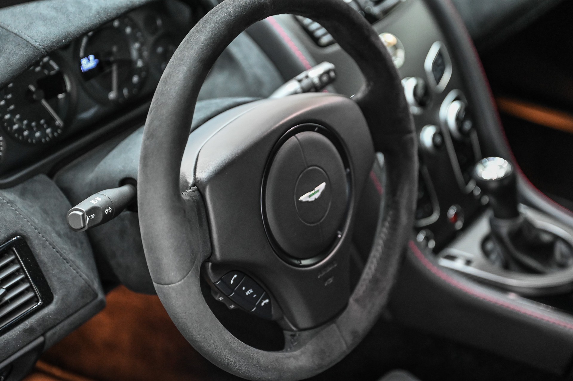 ASTON MARTIN V8 Vantage Coupé 4.7 GT8-image-24