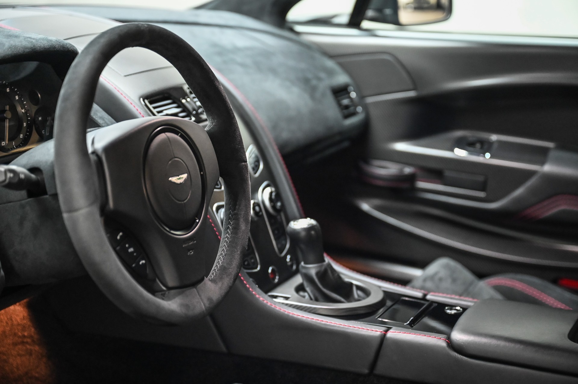 ASTON MARTIN V8 Vantage Coupé 4.7 GT8-image-28