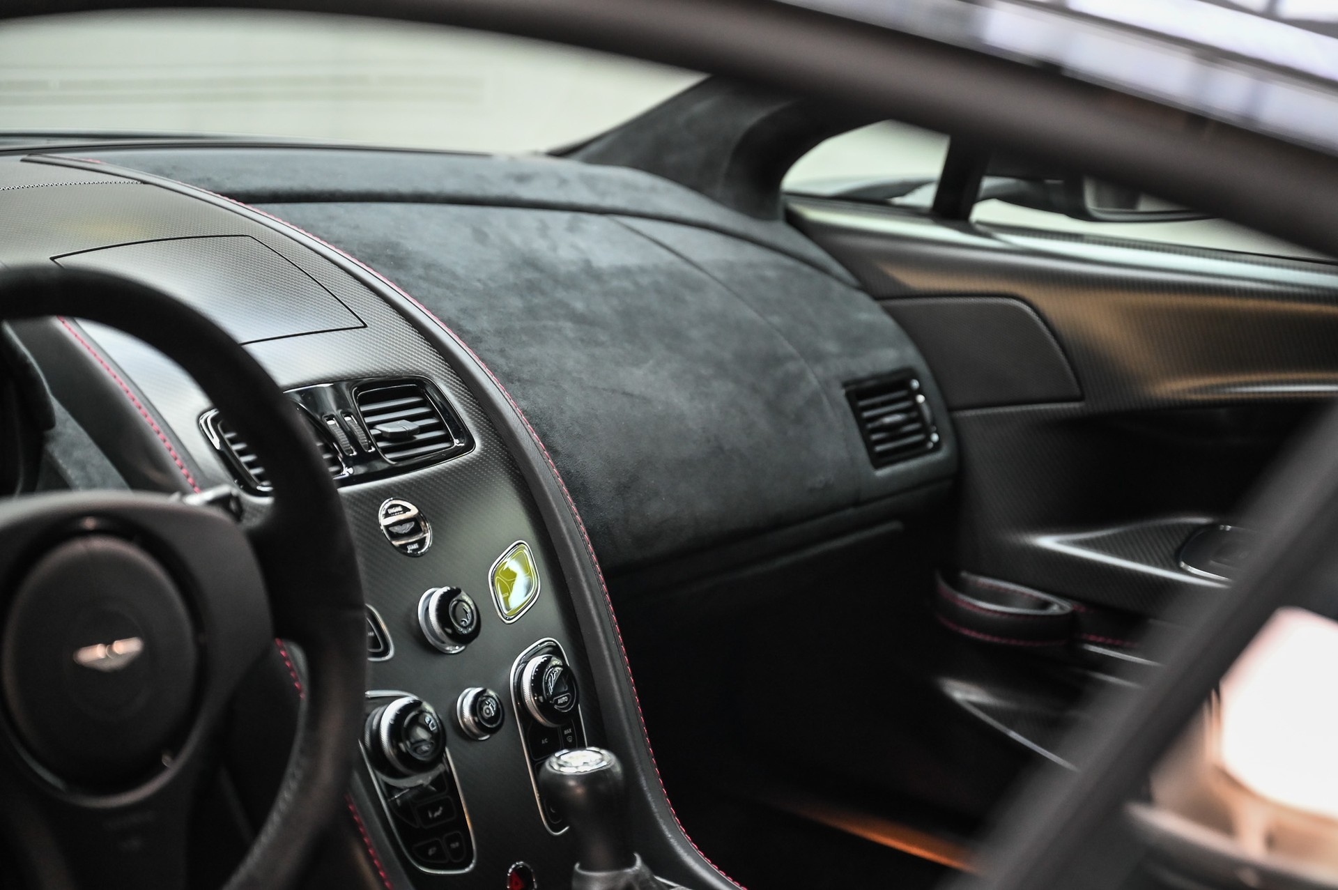 ASTON MARTIN V8 Vantage Coupé 4.7 GT8-image-31