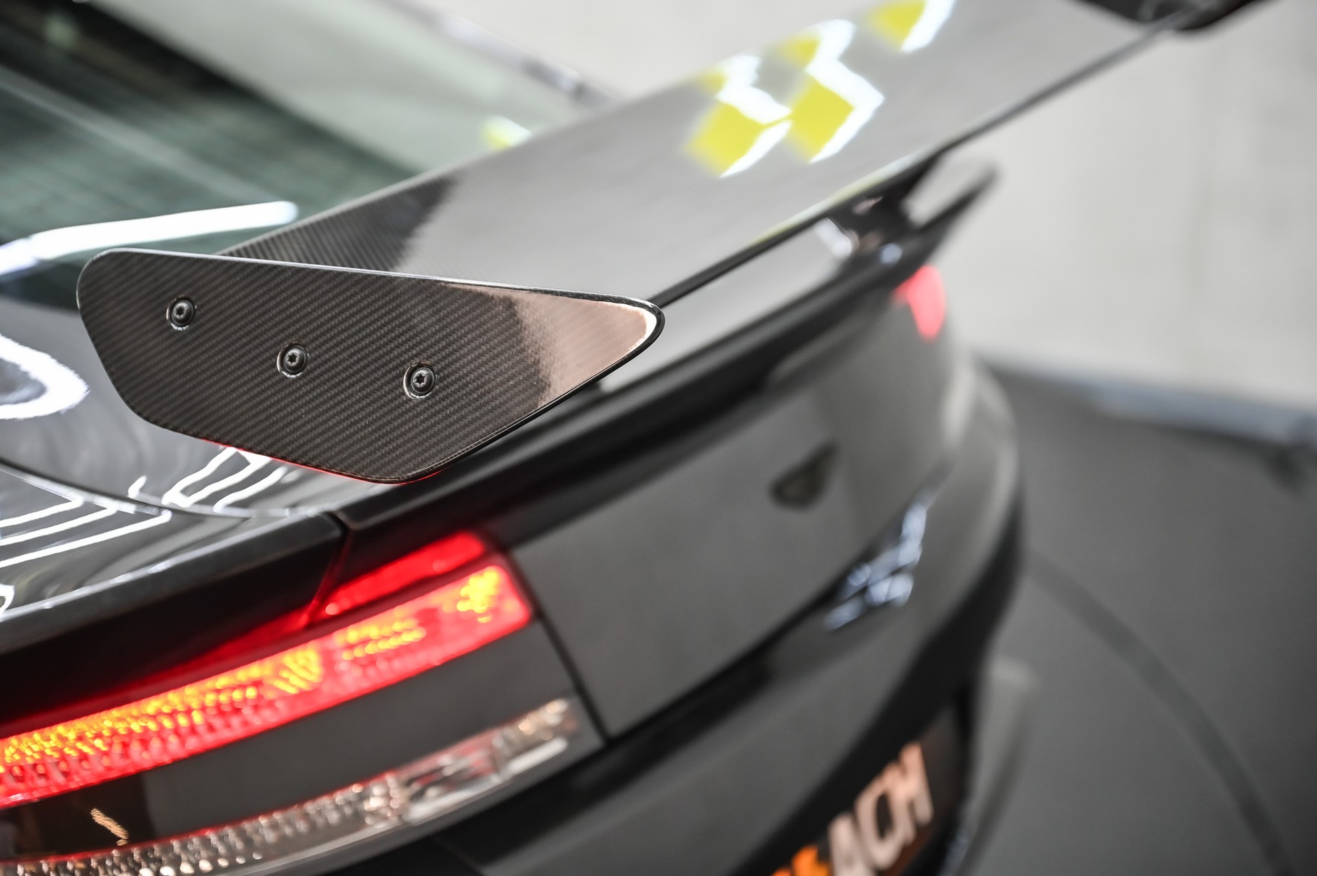 ASTON MARTIN V8 Vantage Coupé 4.7 GT8-image-17
