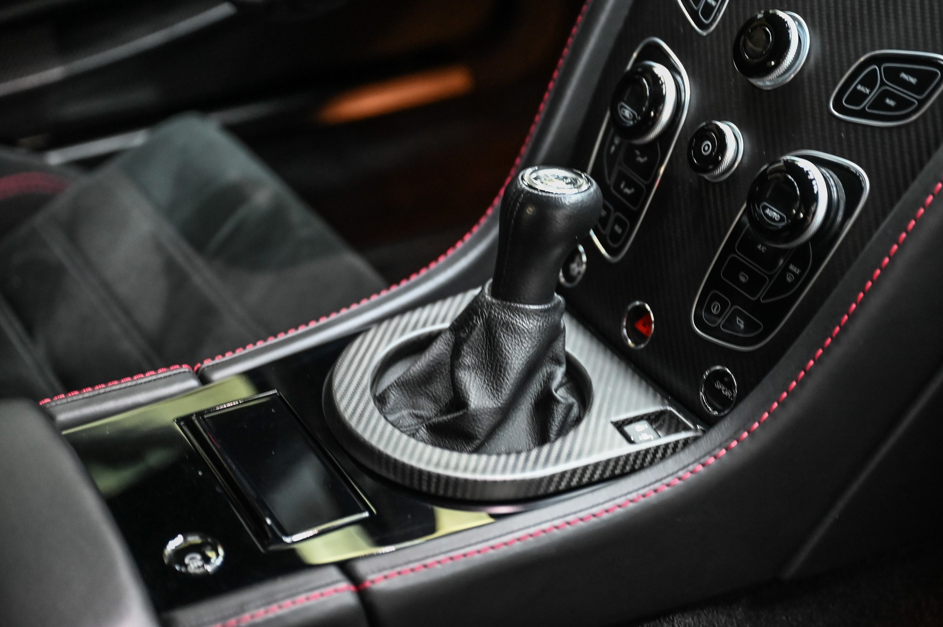 ASTON MARTIN V8 Vantage Coupé 4.7 GT8-image-36