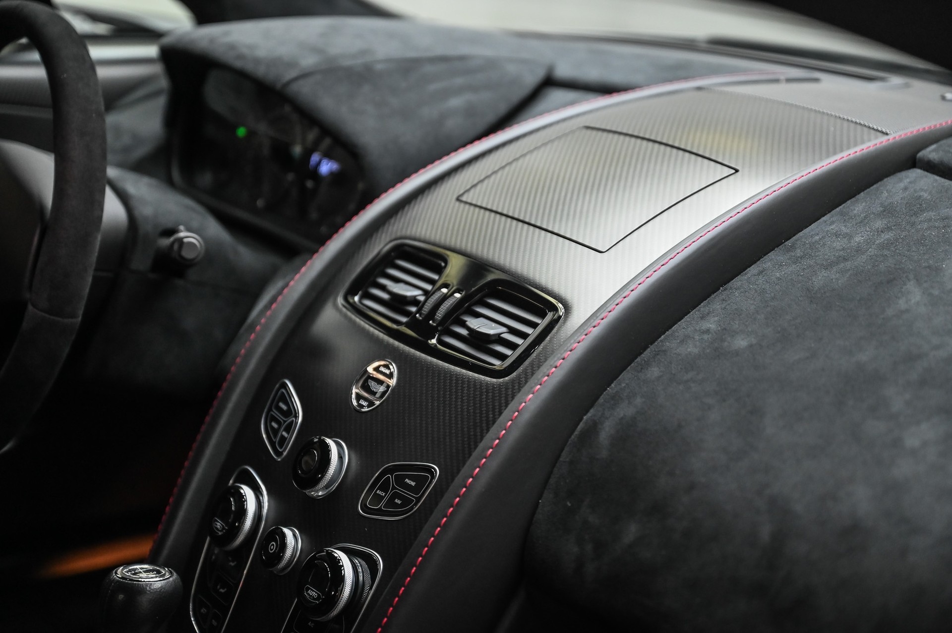 ASTON MARTIN V8 Vantage Coupé 4.7 GT8-image-34