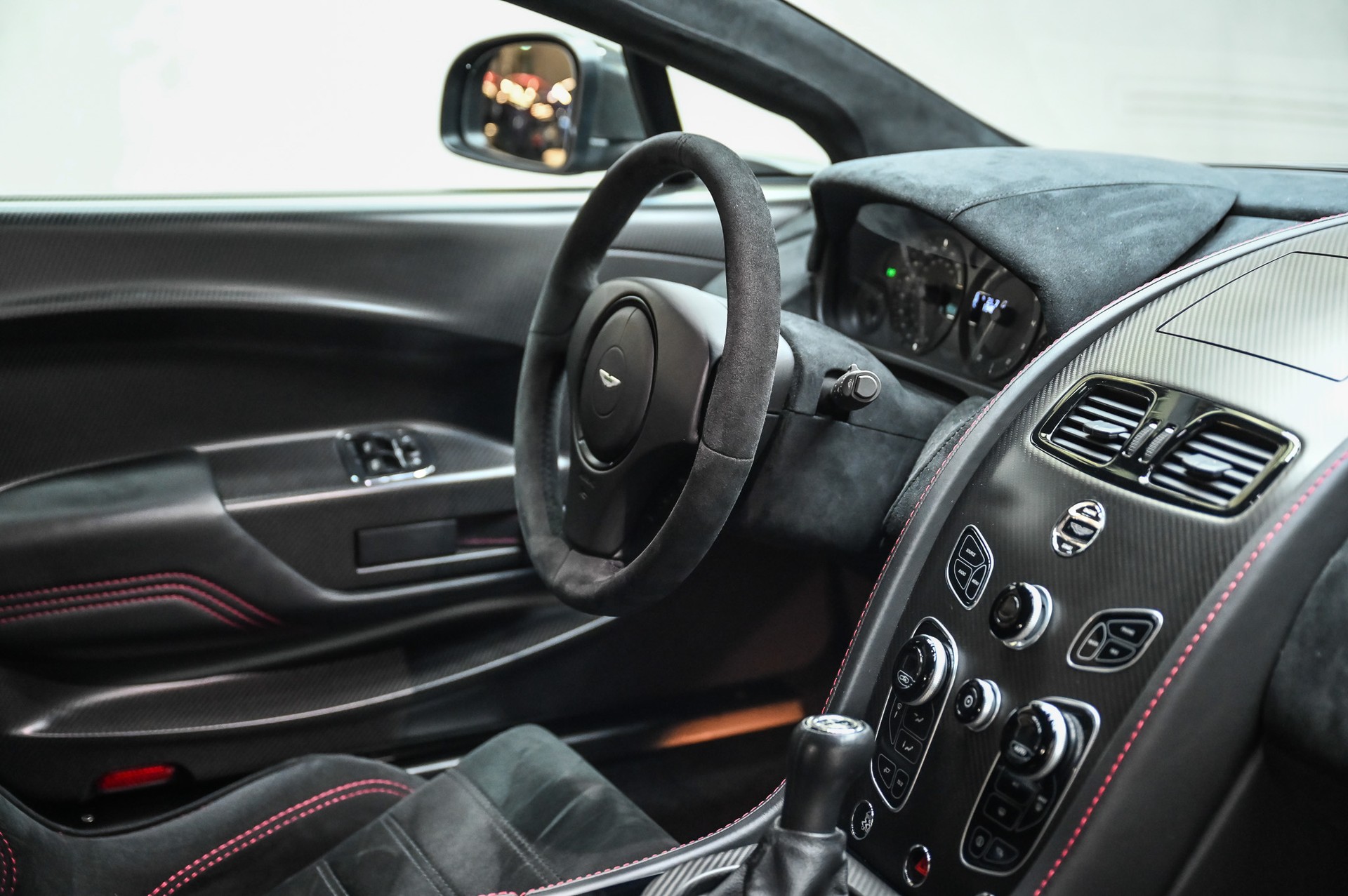 ASTON MARTIN V8 Vantage Coupé 4.7 GT8-image-27
