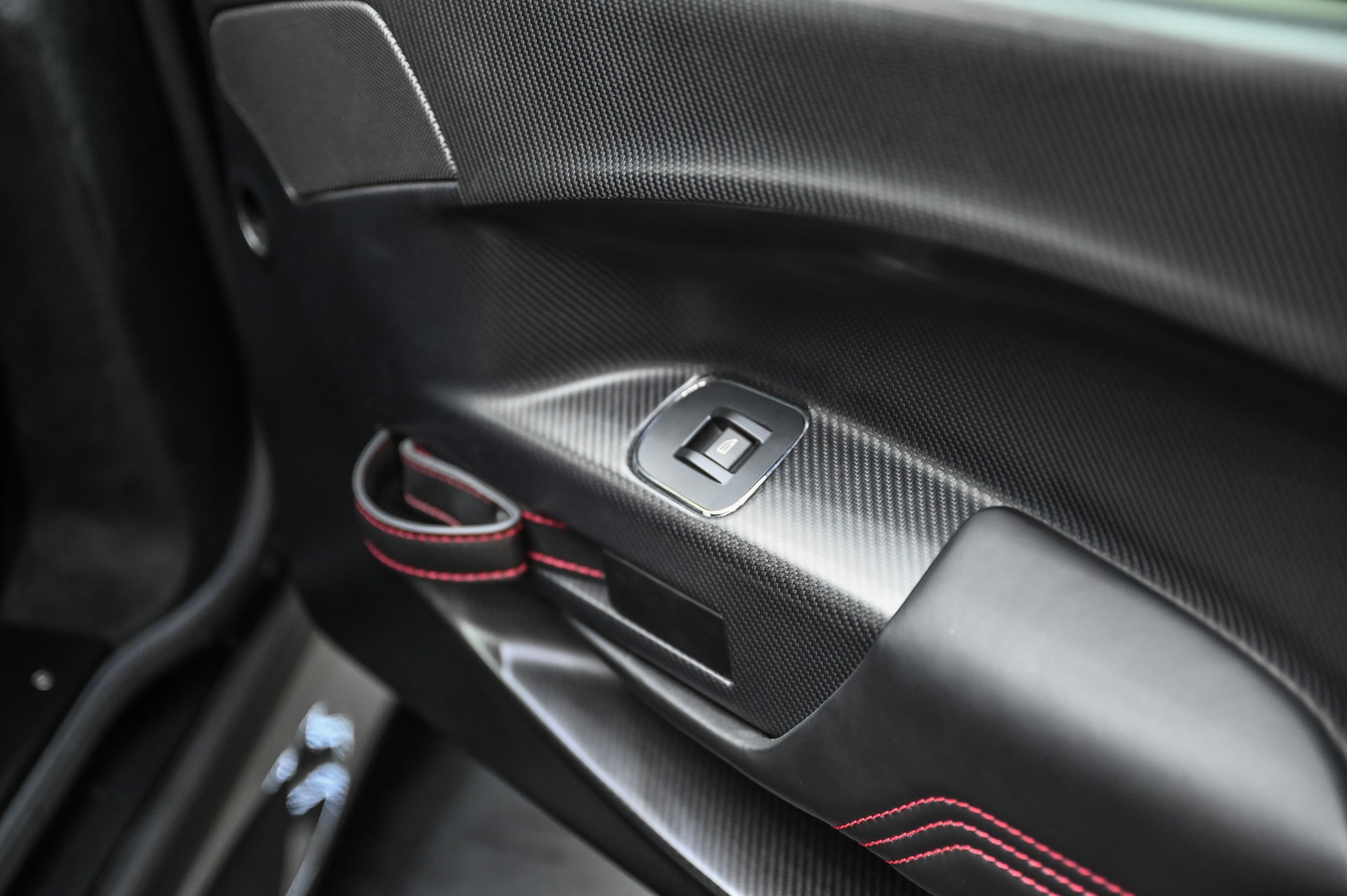 ASTON MARTIN V8 Vantage Coupé 4.7 GT8-image-41