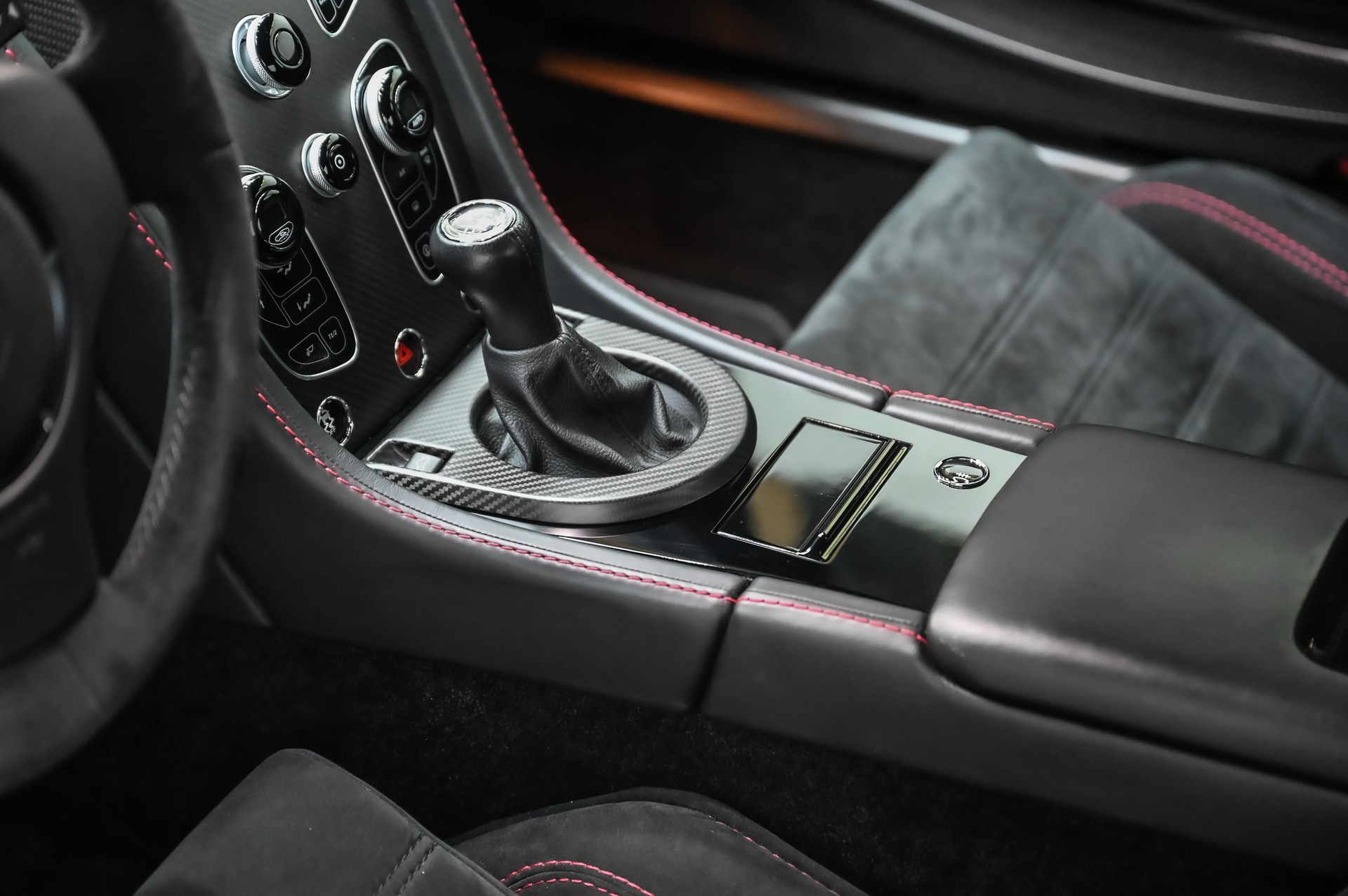 ASTON MARTIN V8 Vantage Coupé 4.7 GT8-image-30