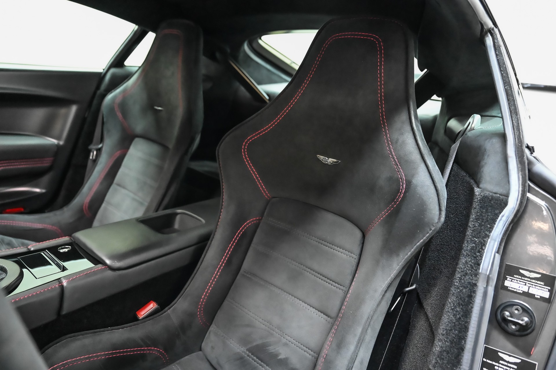ASTON MARTIN V8 Vantage Coupé 4.7 GT8-image-21