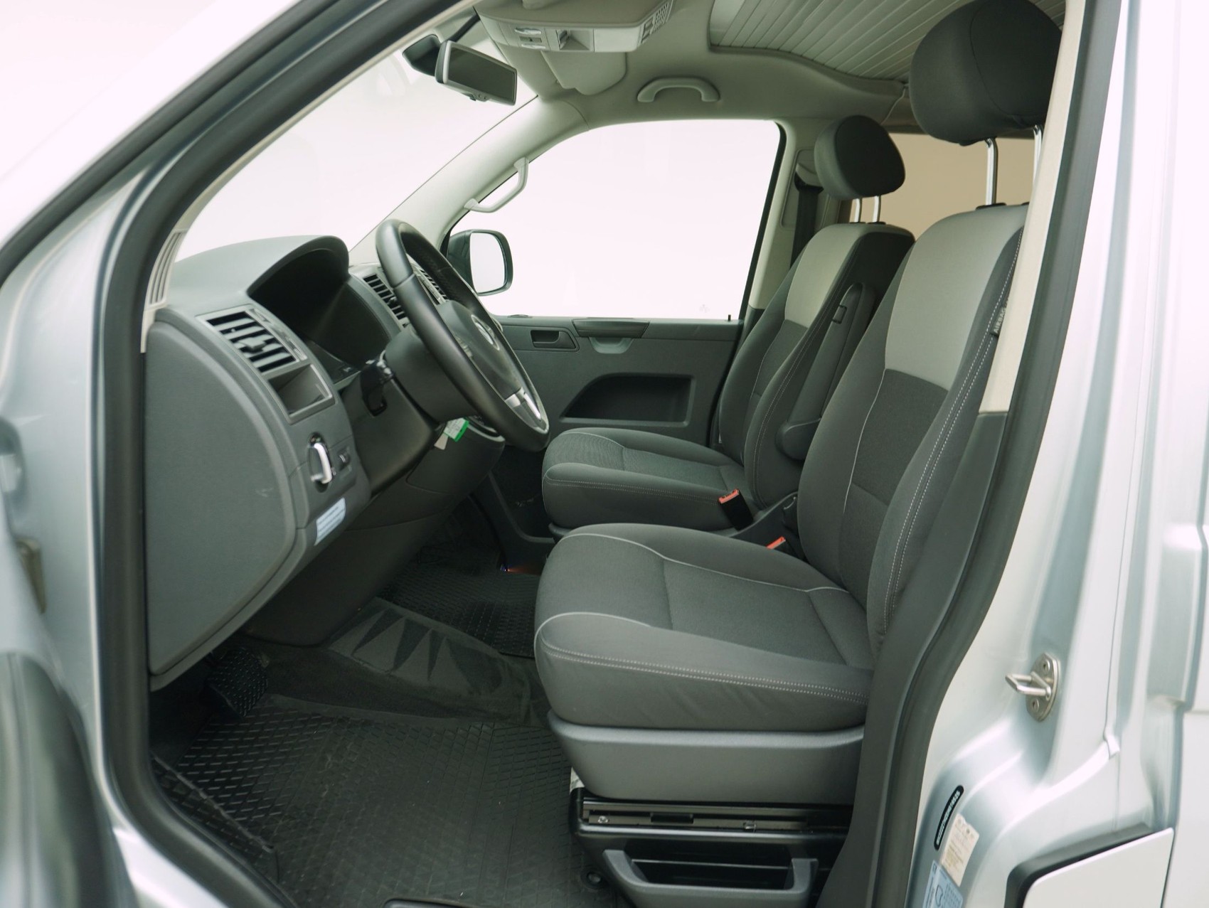 VW T5 California 3000 2.0 TDI DSG Beach-image-9