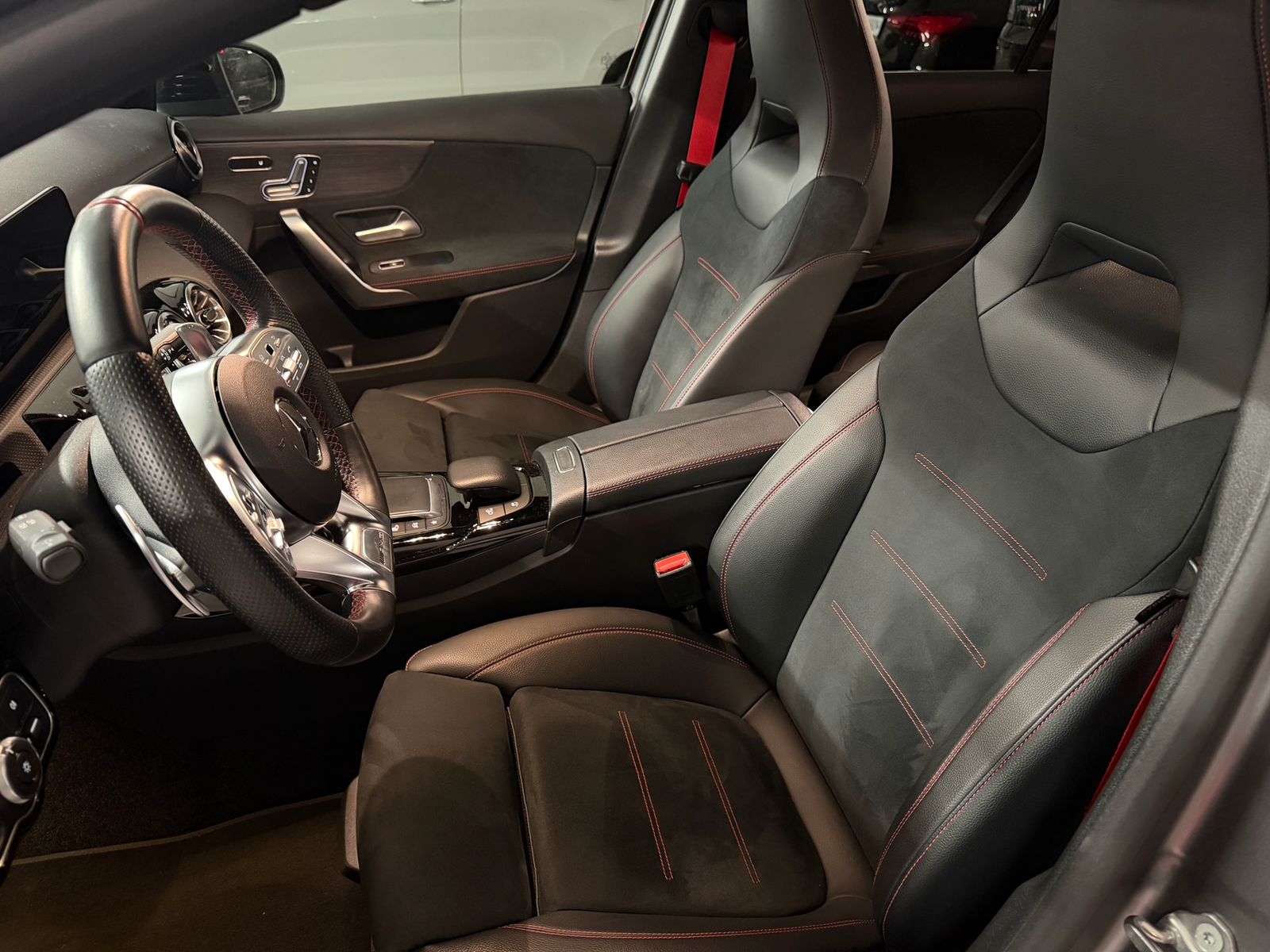 MERCEDES-BENZ A 35 AMG 4MATIC-image-6