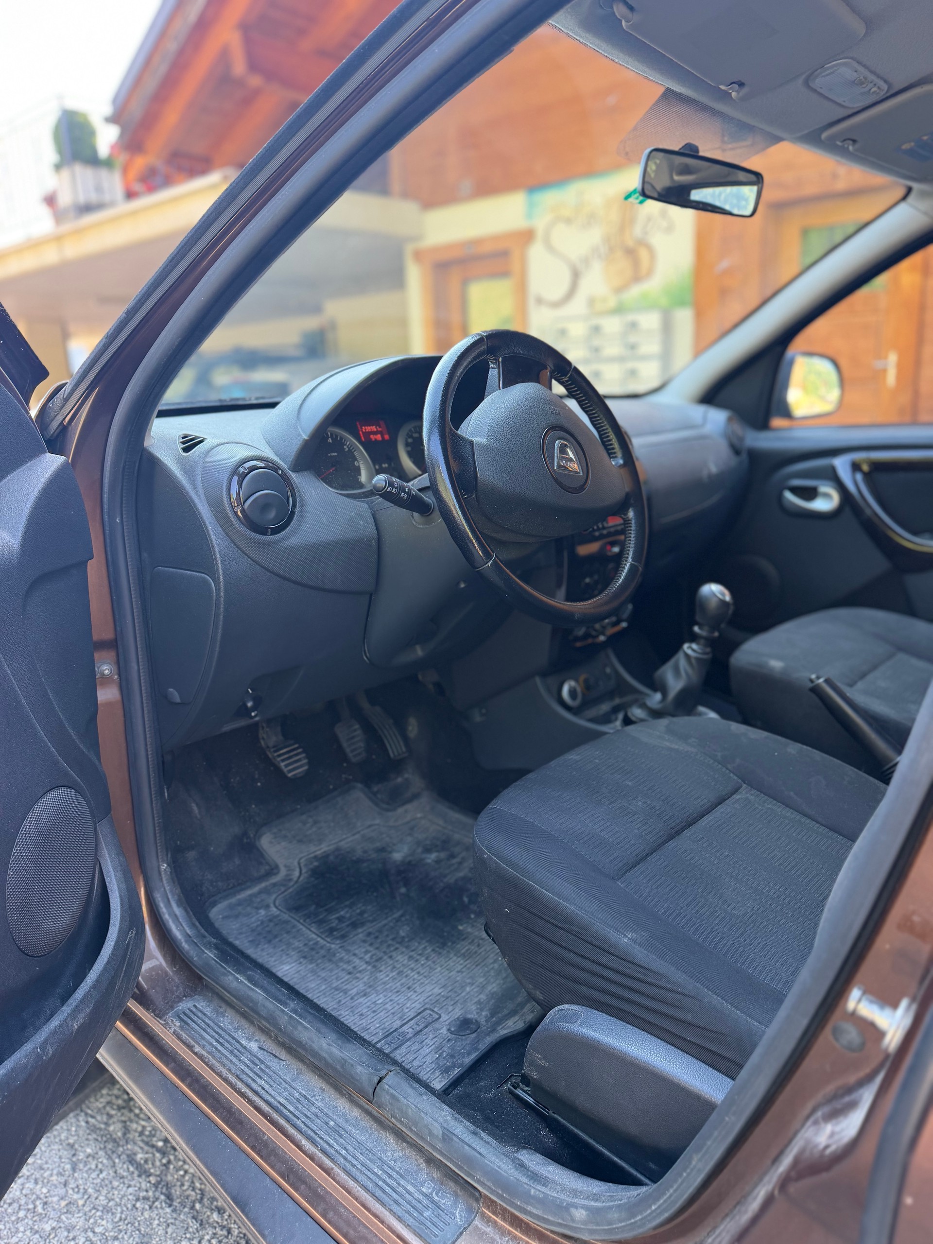 DACIA Duster 1.5 dCi Lauréate 4x4-image-8