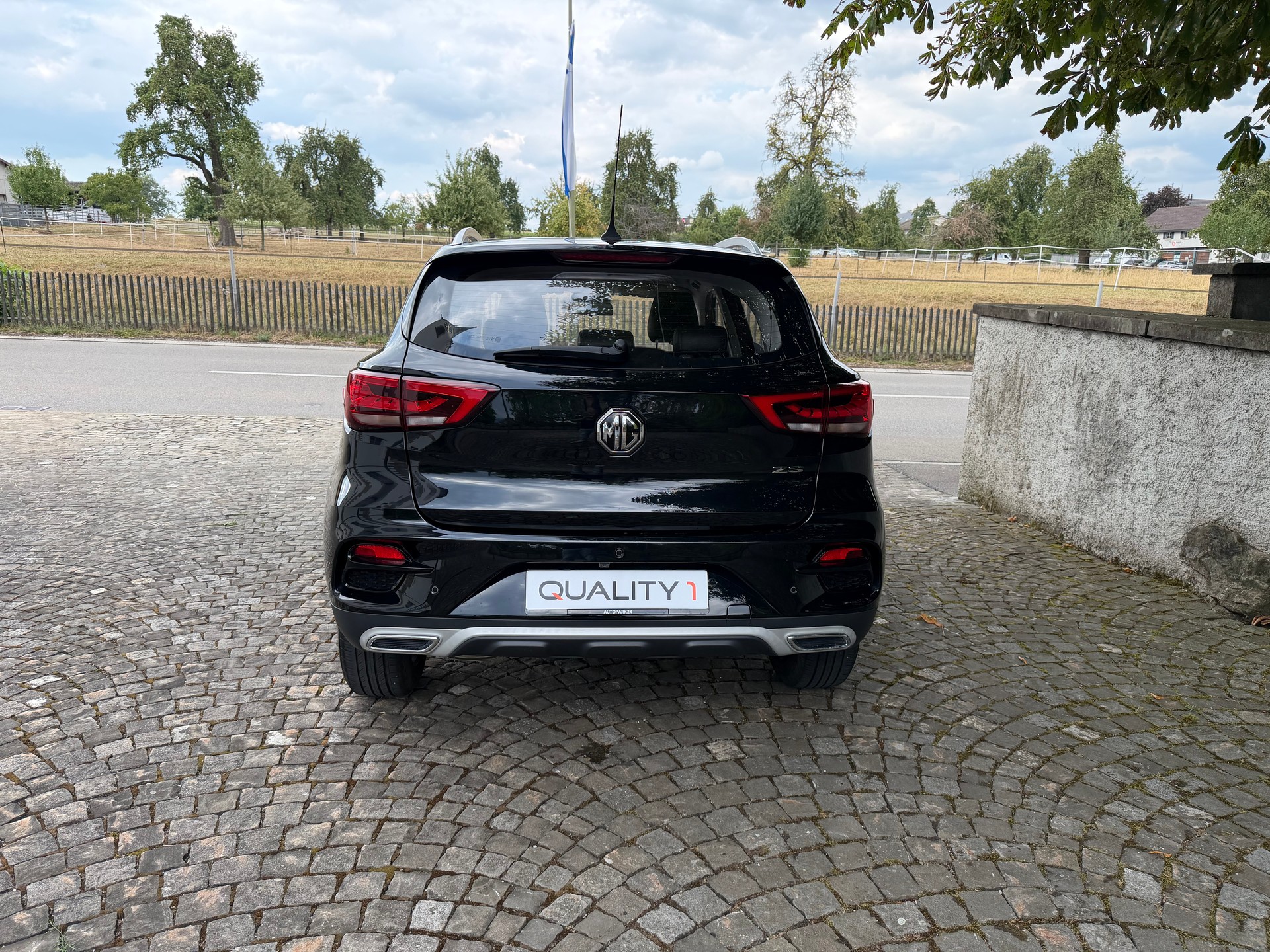 MG ZS 1.5 Luxury / Ab MFK / Service gepflegt / 7 Jahre Werksgarantie / Leder / Navi / 360 / LED / Apple CarPlay/Tempomat/8 Fach/DAB-image-5