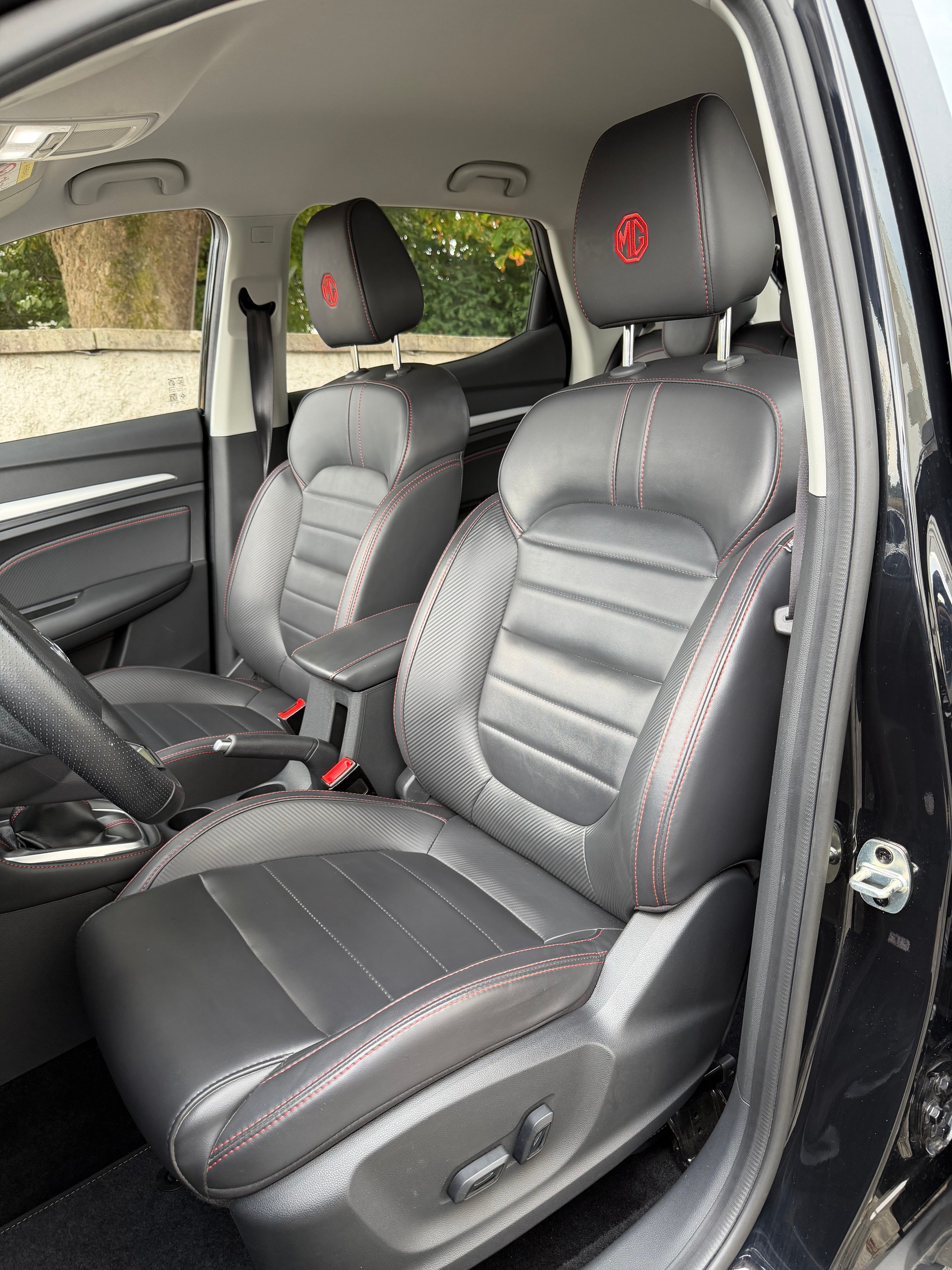 MG ZS 1.5 Luxury / Ab MFK / Service gepflegt / 7 Jahre Werksgarantie / Leder / Navi / 360 / LED / Apple CarPlay/Tempomat/8 Fach/DAB-image-12