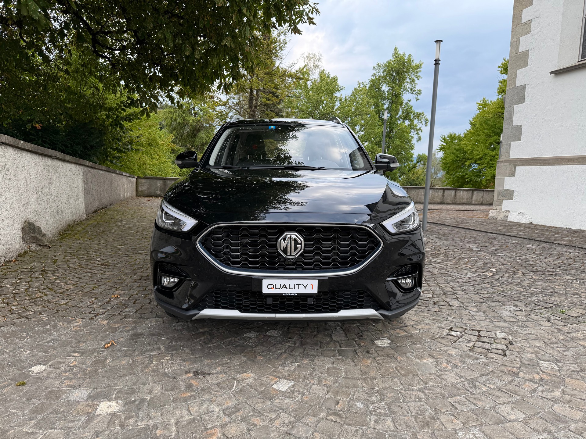 MG ZS 1.5 Luxury / Ab MFK / Service gepflegt / 7 Jahre Werksgarantie / Leder / Navi / 360 / LED / Apple CarPlay/Tempomat/8 Fach/DAB-image-1