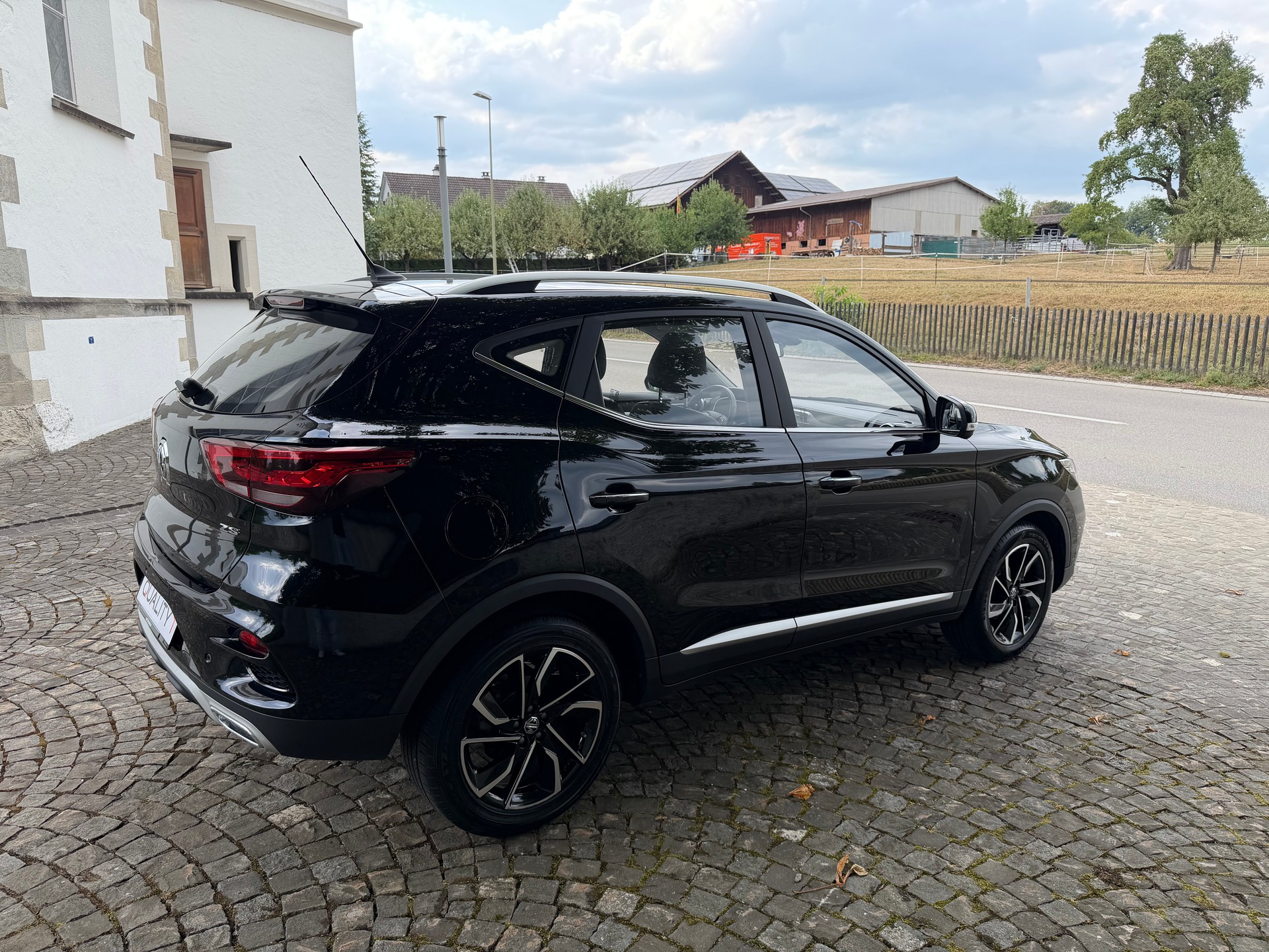 MG ZS 1.5 Luxury / Ab MFK / Service gepflegt / 7 Jahre Werksgarantie / Leder / Navi / 360 / LED / Apple CarPlay/Tempomat/8 Fach/DAB-image-3
