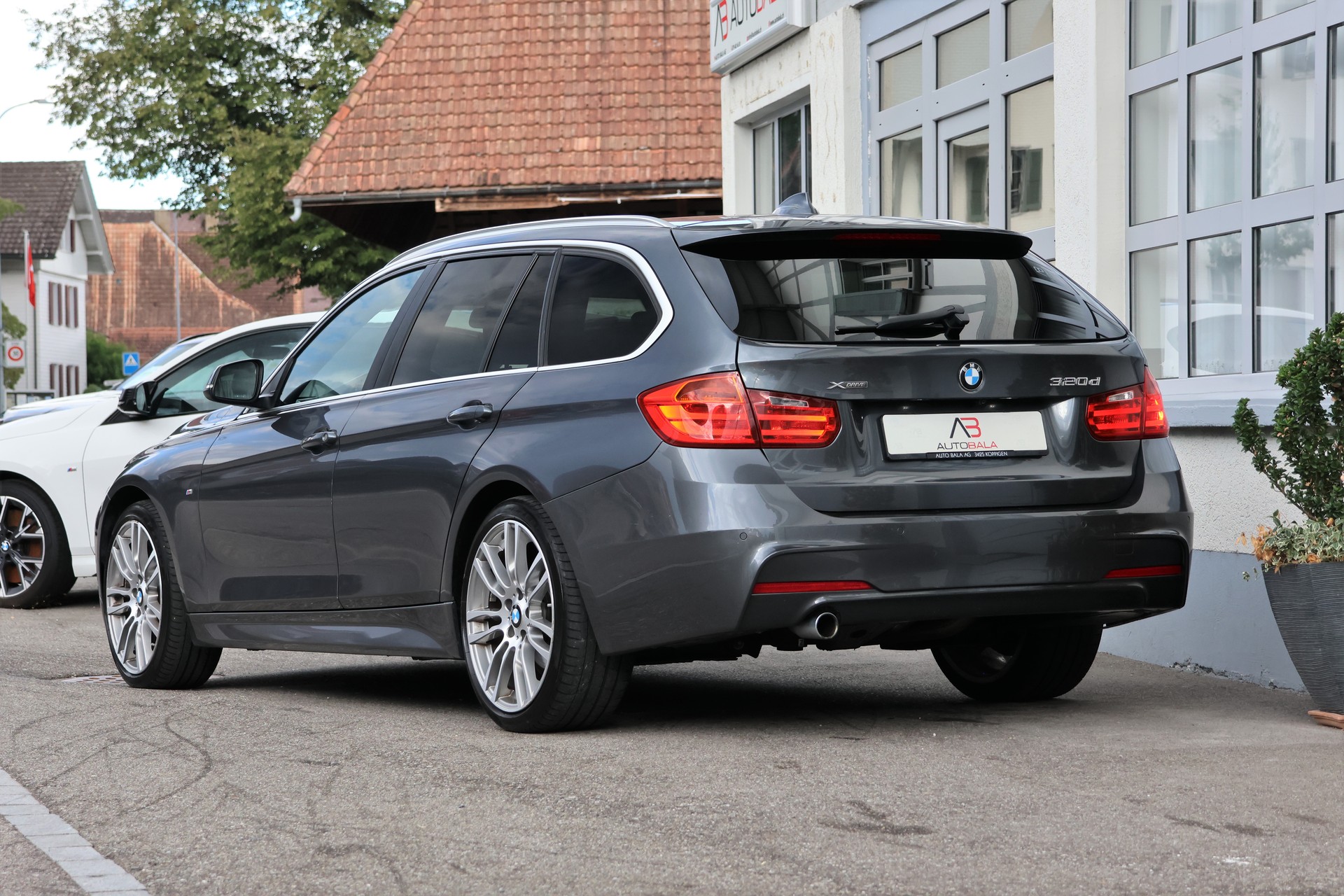 BMW 320d xDrive Touring Steptronic M-Sport (CH)-showroom-element-2