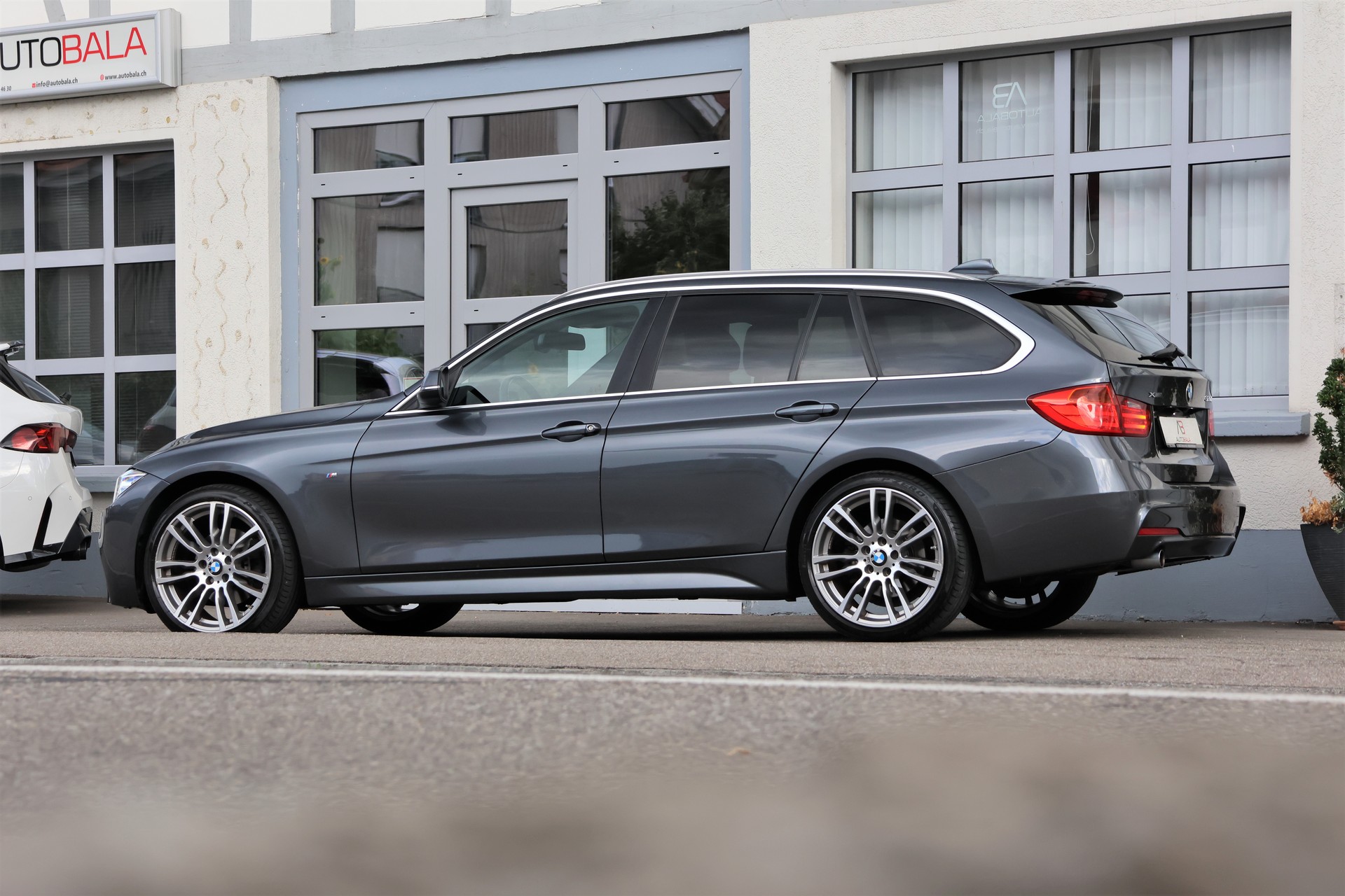 BMW 320d xDrive Touring Steptronic M-Sport (CH)-showroom-element-3