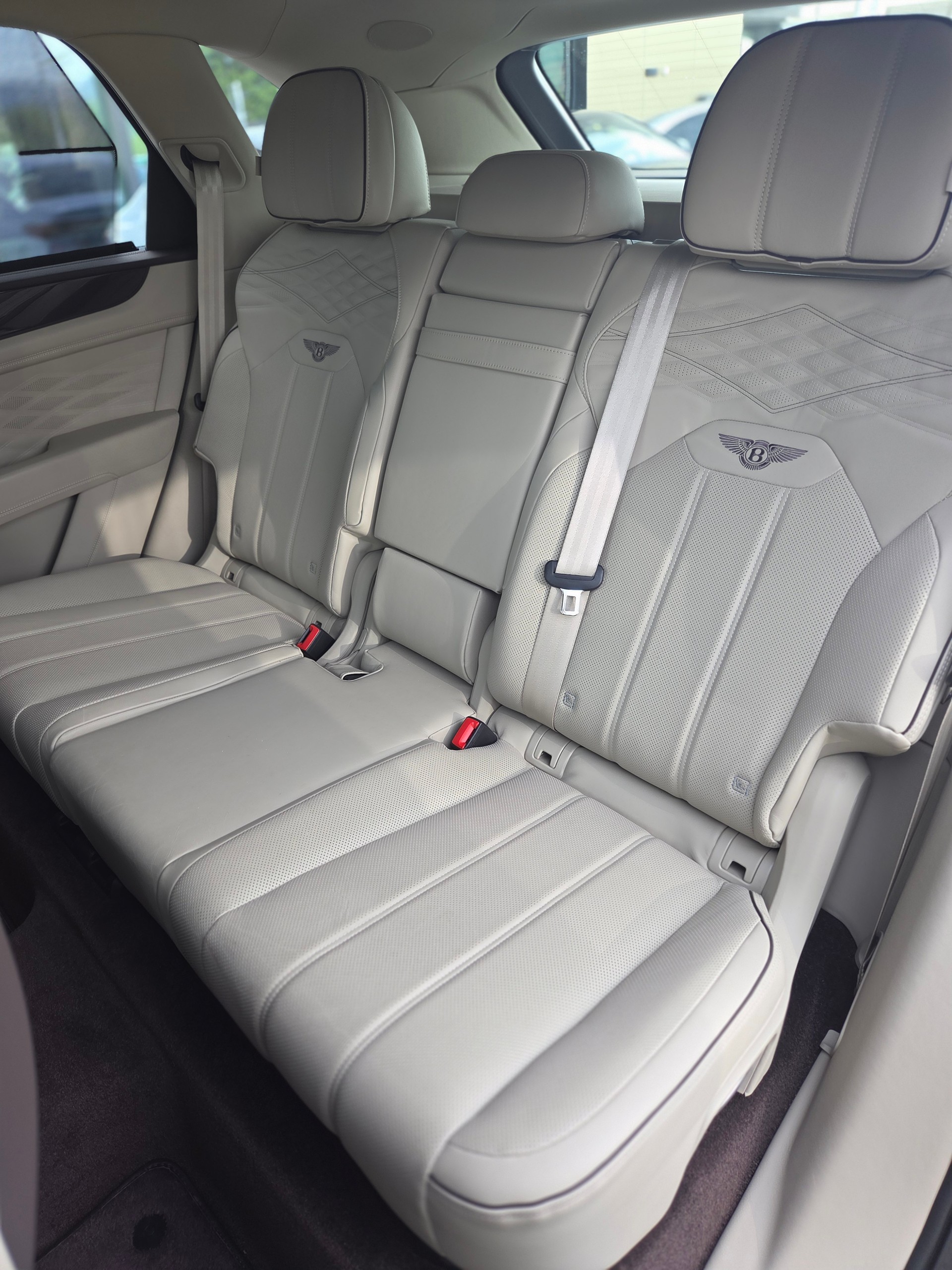 BENTLEY Bentayga 4.0 V8 Atelier Edition-image-14