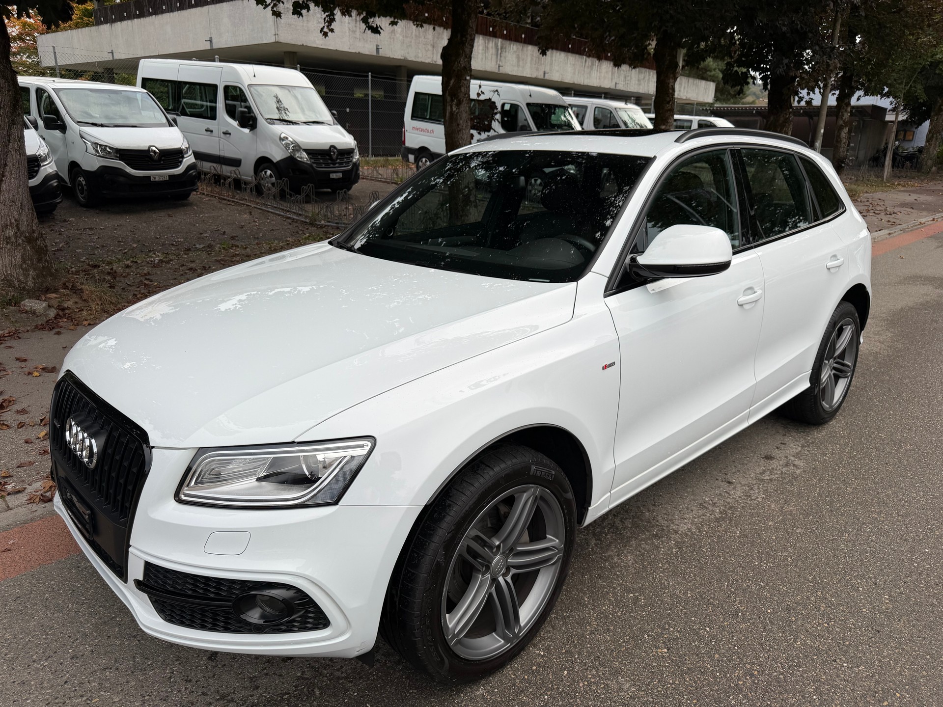 AUDI Q5 2.0 TDI quattro S-tronic-showroom-element-2