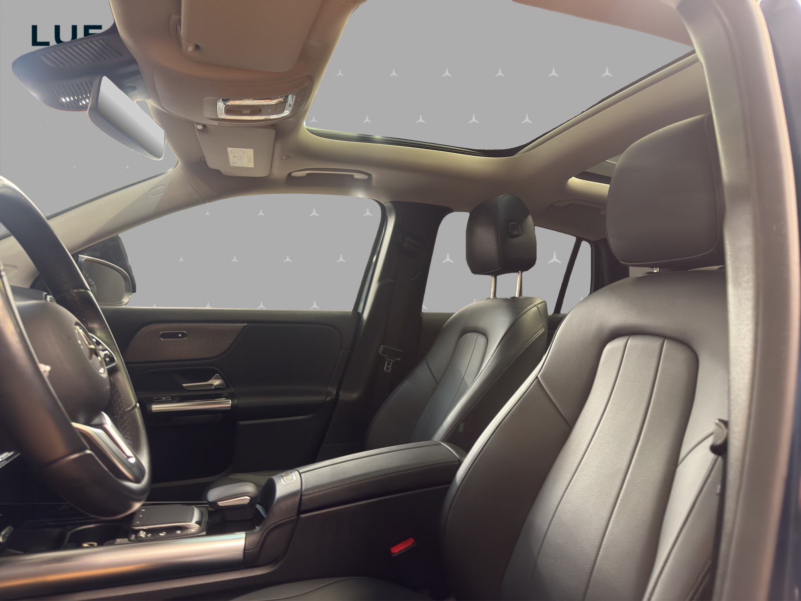 MERCEDES-BENZ EQA 300 4M - Progressive / Rückfahrkamera / Panorama-Dach / Ambiente-Licht-image-8
