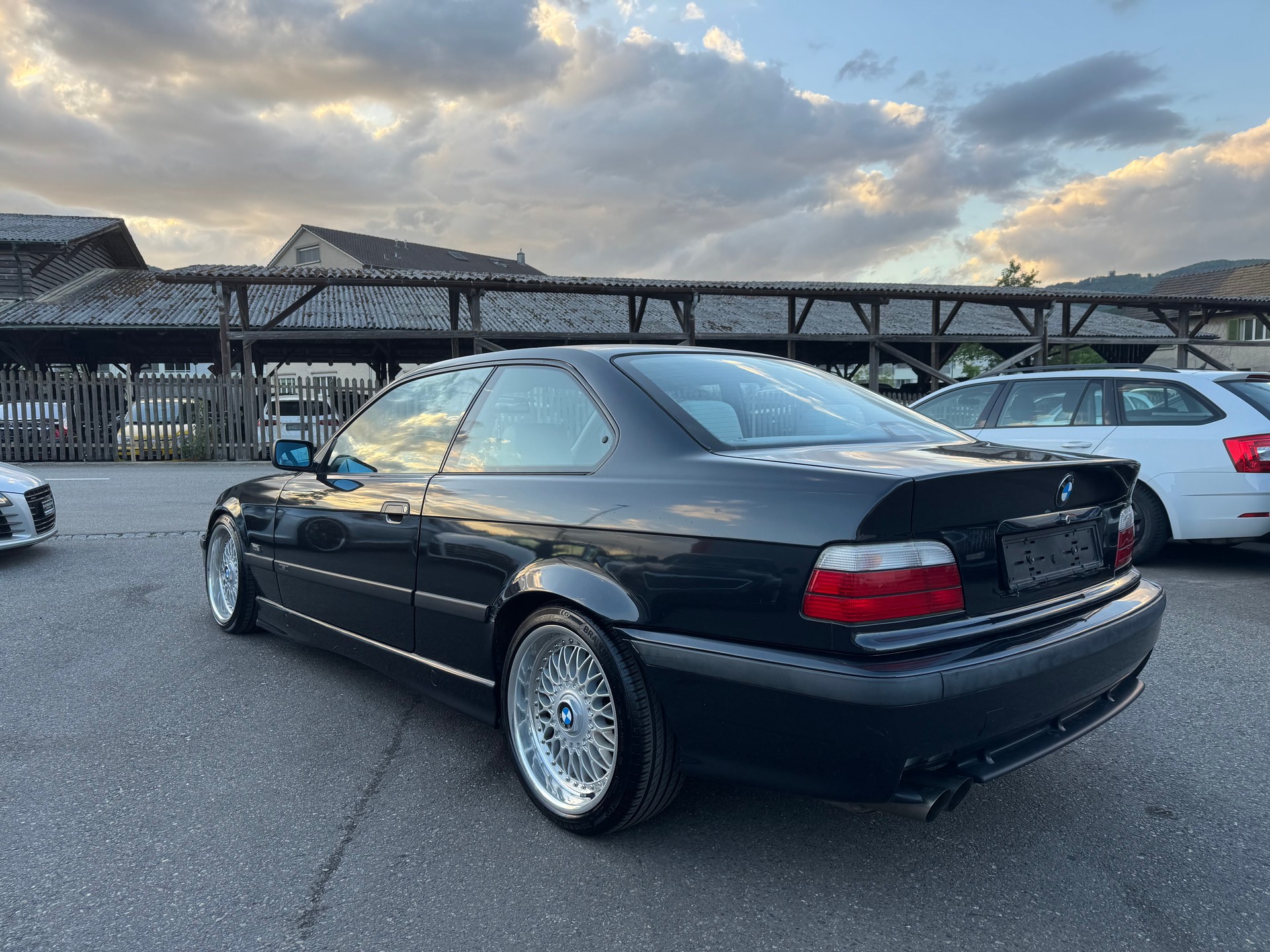 BMW 328i Coupé-showroom-element-2