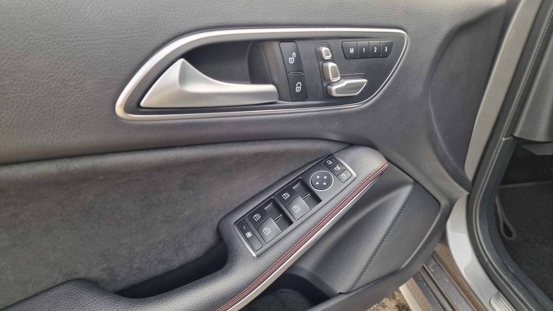MERCEDES-BENZ A 45 AMG 4Matic-image-12