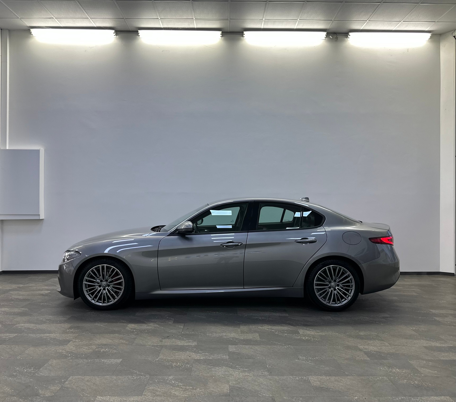 ALFA ROMEO Giulia 2.0 Super Automatic-showroom-element-1