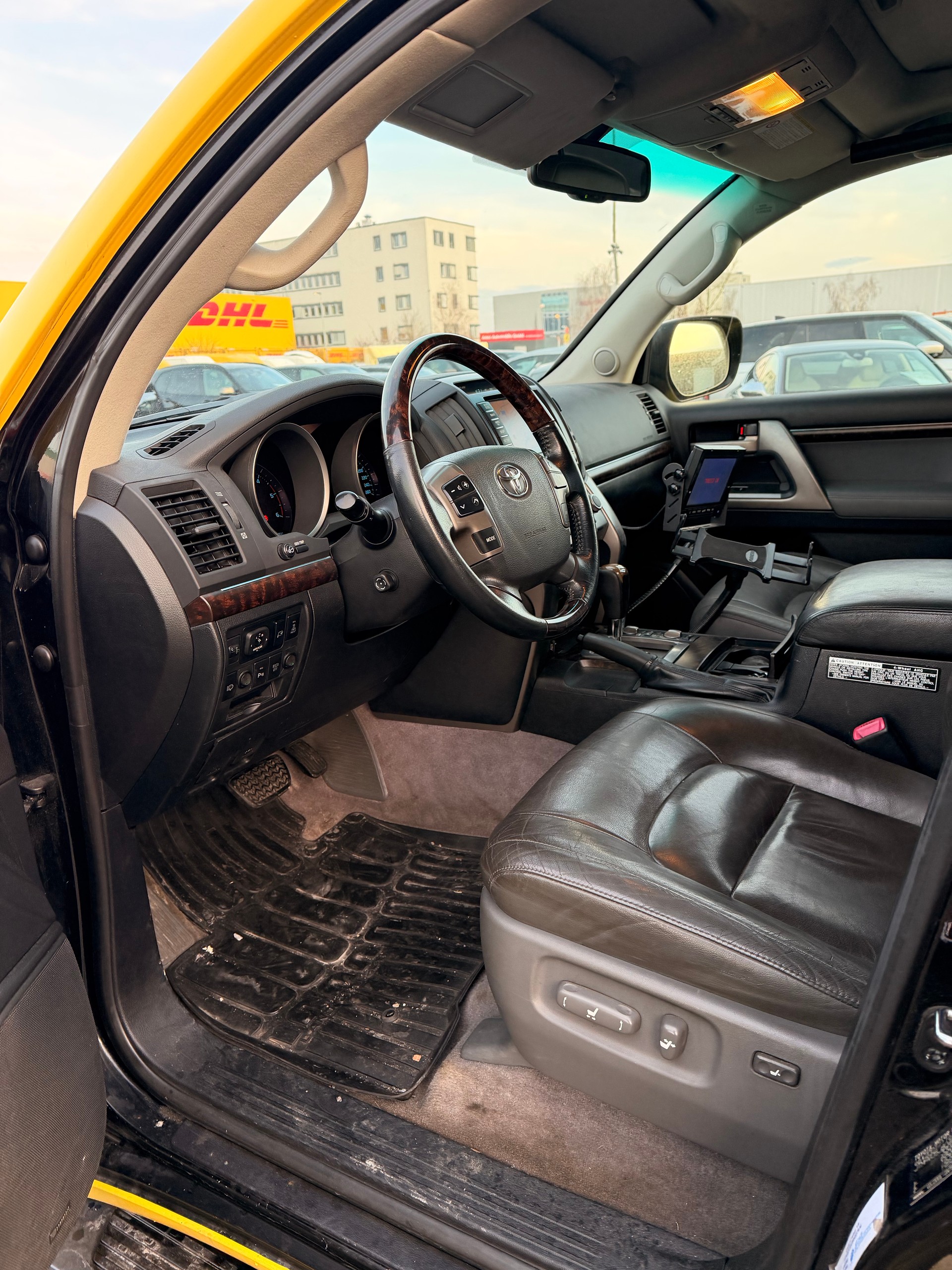 TOYOTA Land Cruiser V8 4.5 D-4D Linea Luna **6000 Kg (AHK)** original Farbe schwarz**-image-7