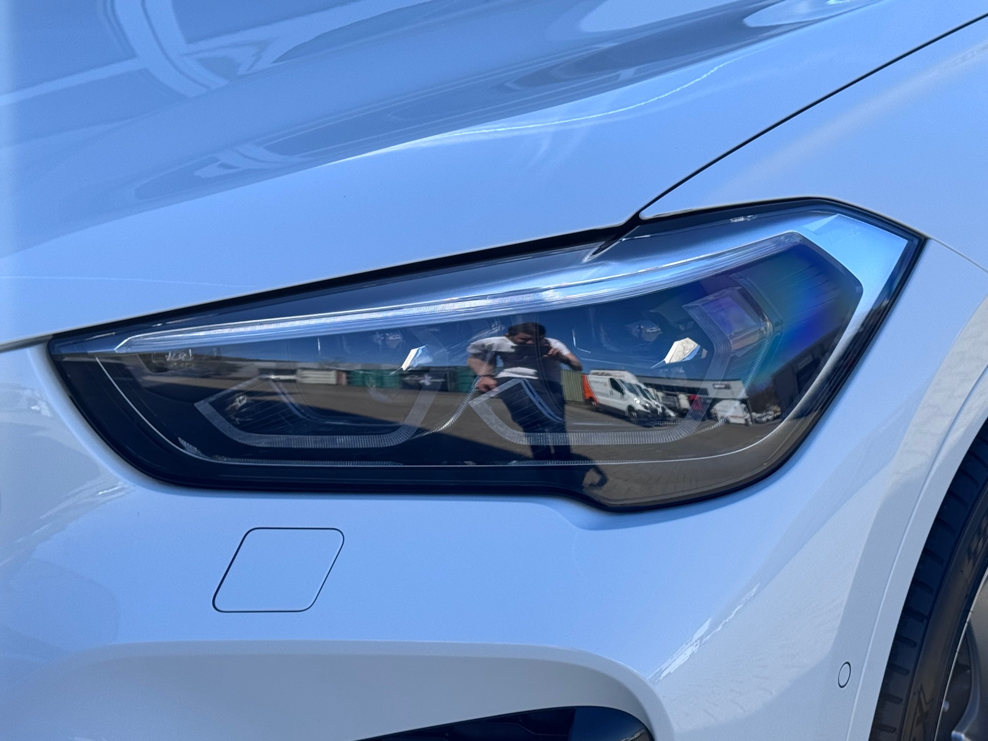 BMW X1 xDrive 18d M-SPORTPAKET++4x4+LED Scheinwerfer+Navi+Rückfahrkamera+Head Up Display+Getönte Scheiben+Komfortzugang+Tempomat+-image-4