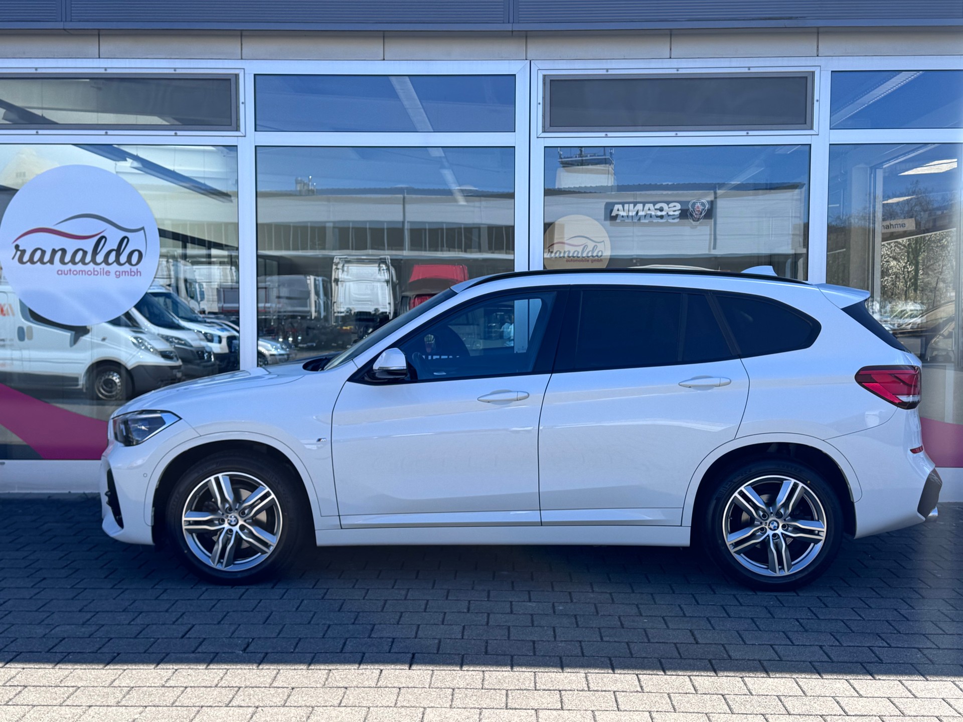 BMW X1 xDrive 18d M-SPORTPAKET++4x4+LED Scheinwerfer+Navi+Rückfahrkamera+Head Up Display+Getönte Scheiben+Komfortzugang+Tempomat+-image-5