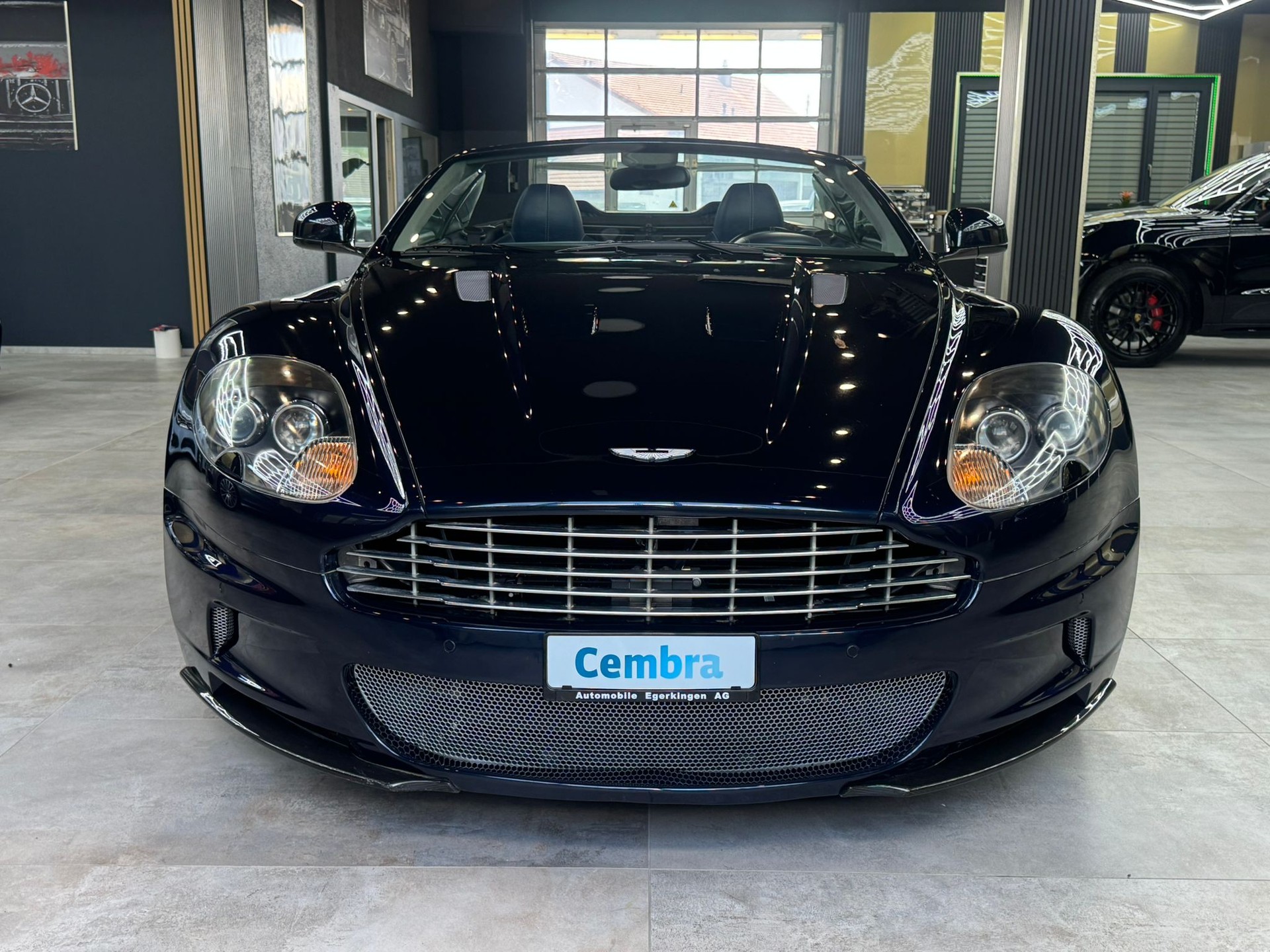 ASTON MARTIN DBS Volante Touchtronic 2-showroom-element-1