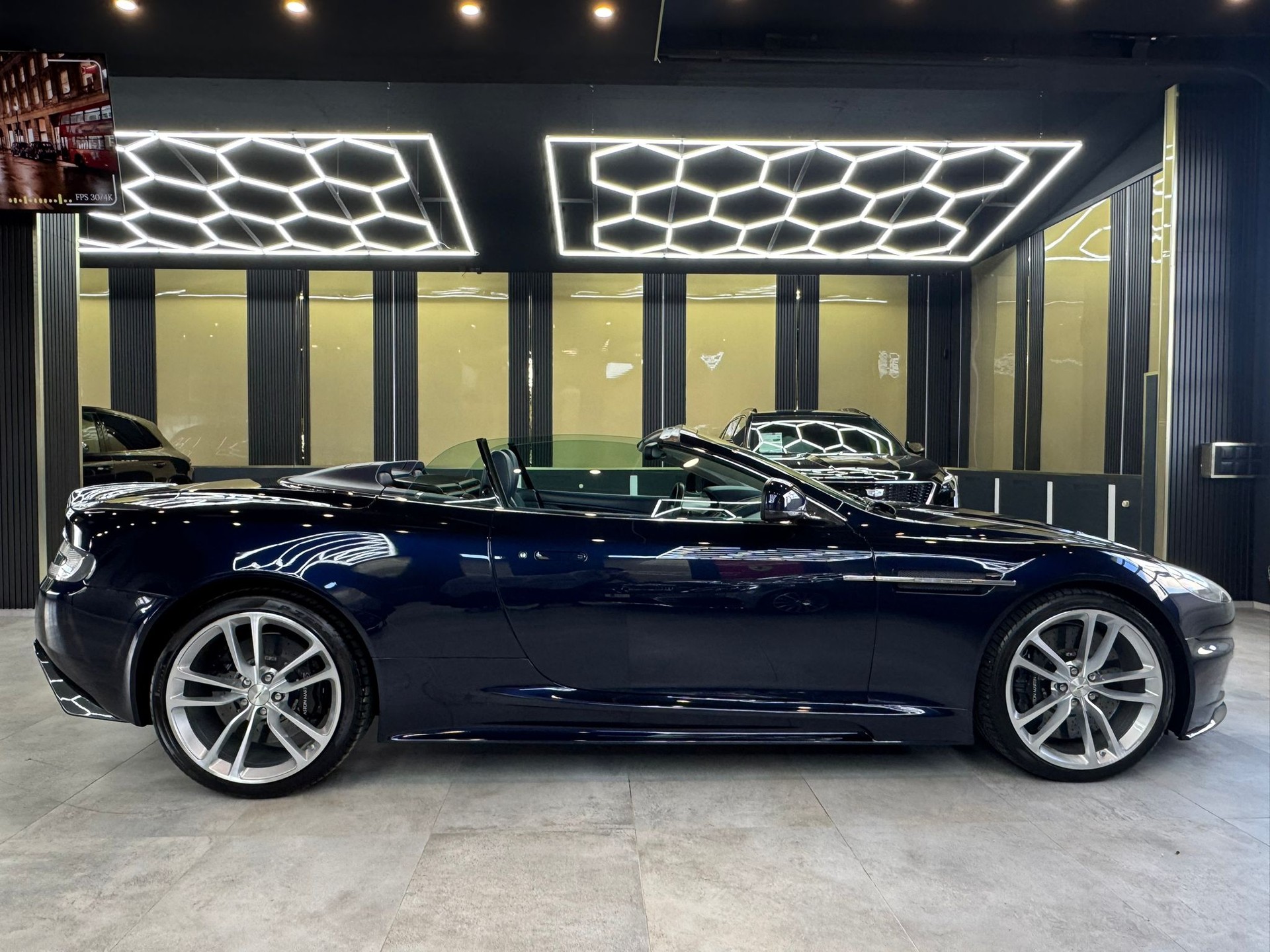 ASTON MARTIN DBS Volante Touchtronic 2-showroom-element-3
