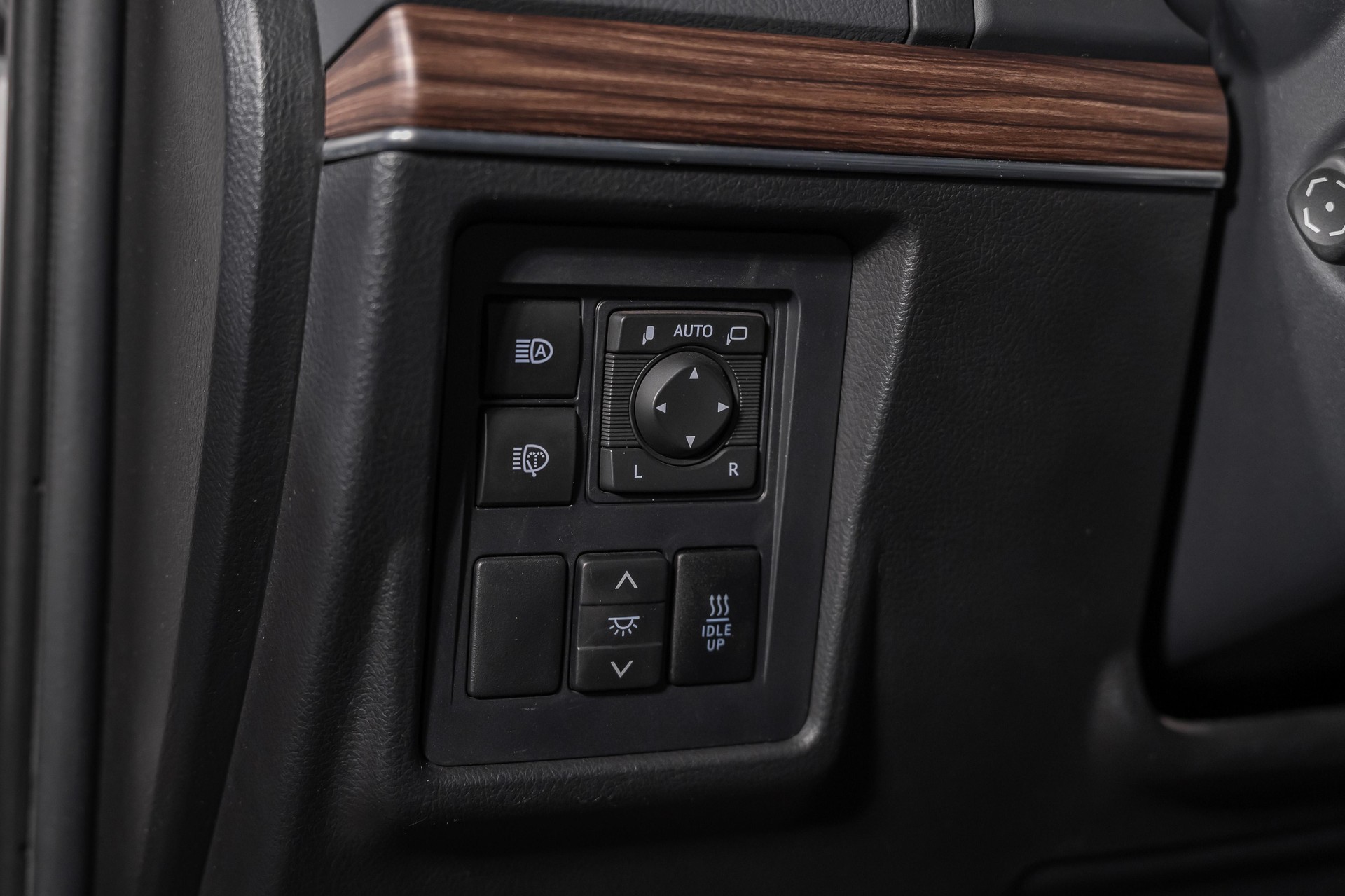 TOYOTA Land Cruiser 2.8 D 177 Style-image-17