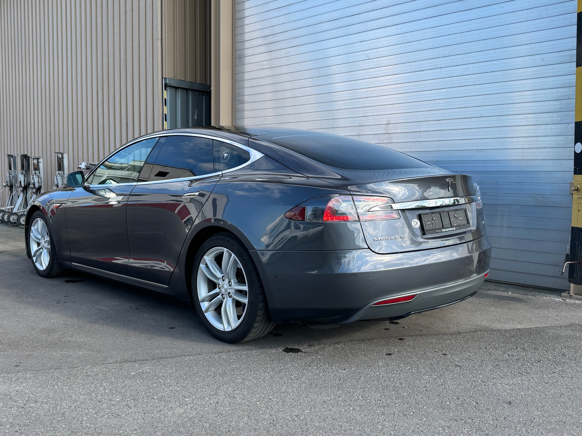 TESLA Model S 85-showroom-element-3