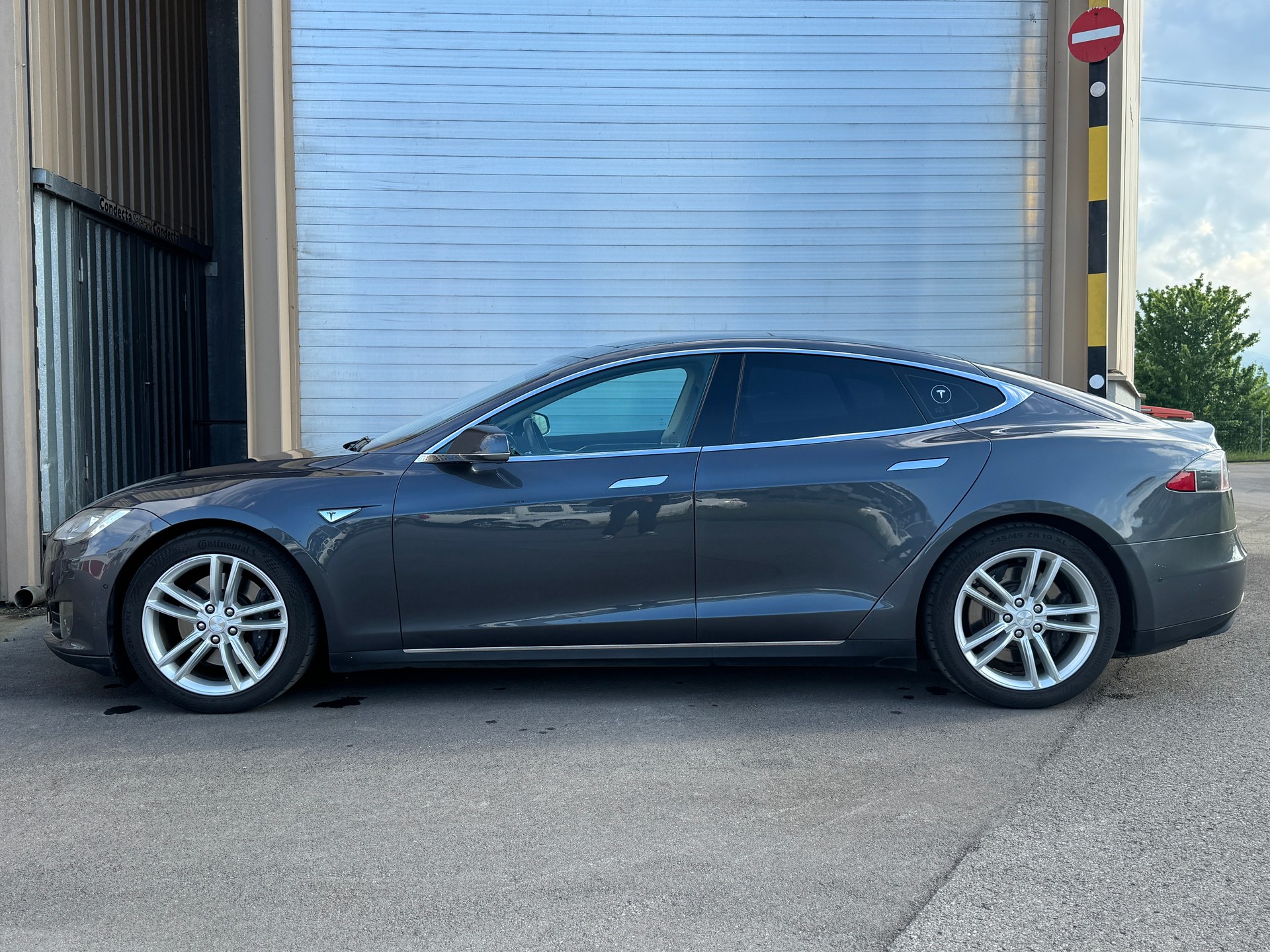 TESLA Model S 85-showroom-element-2