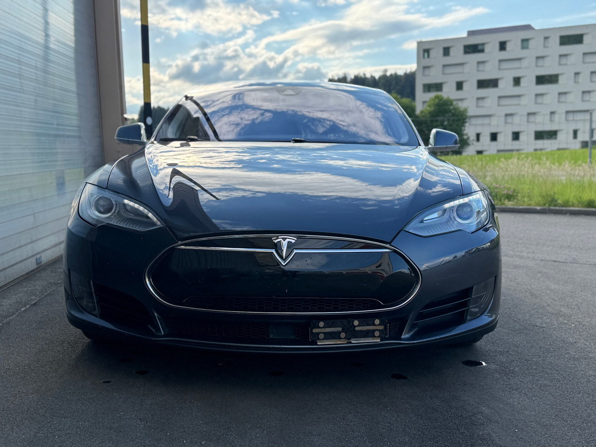 TESLA Model S 85-showroom-element-1
