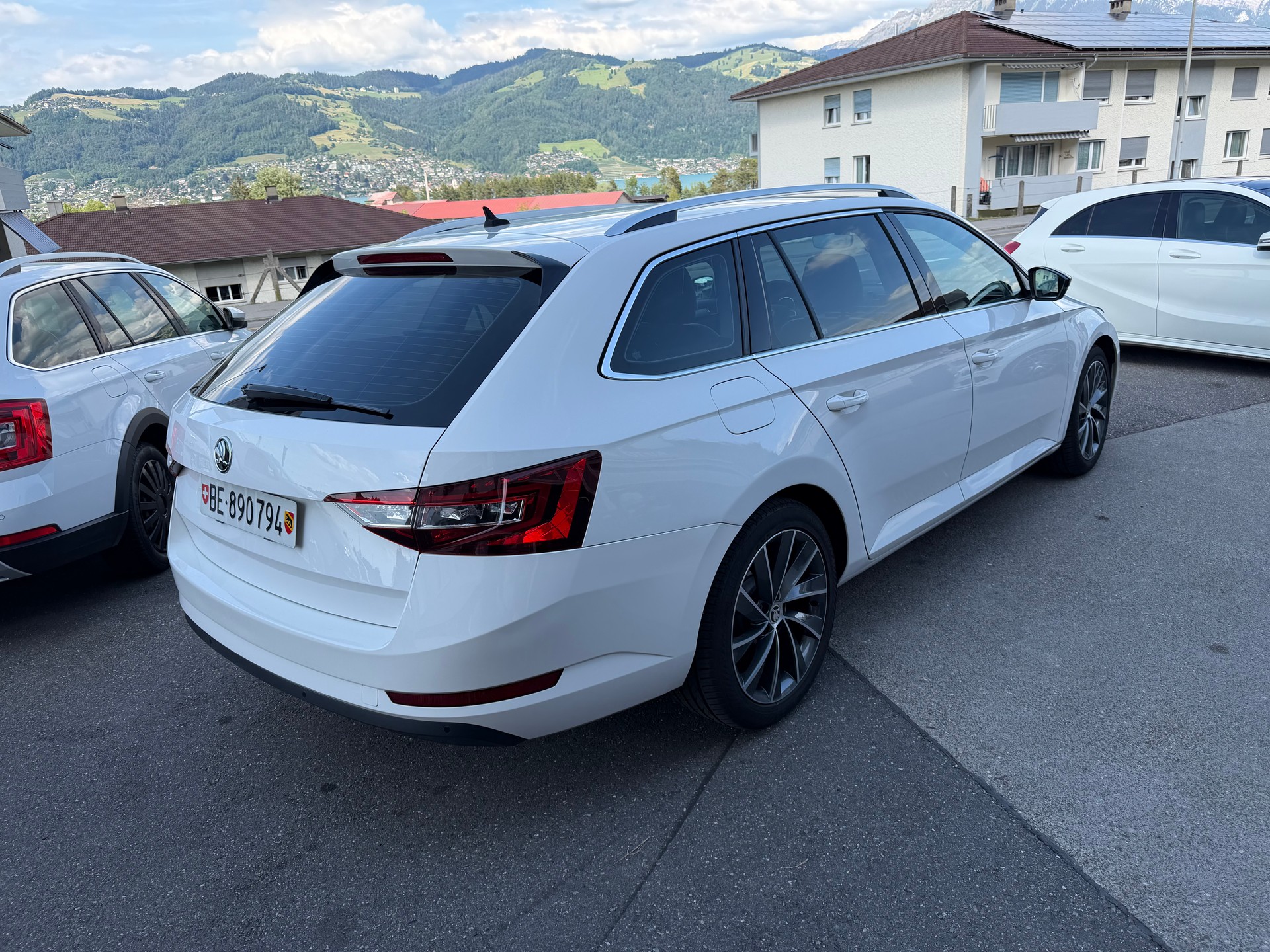 SKODA Superb Combi 2.0 TDi Active DSG-image-2