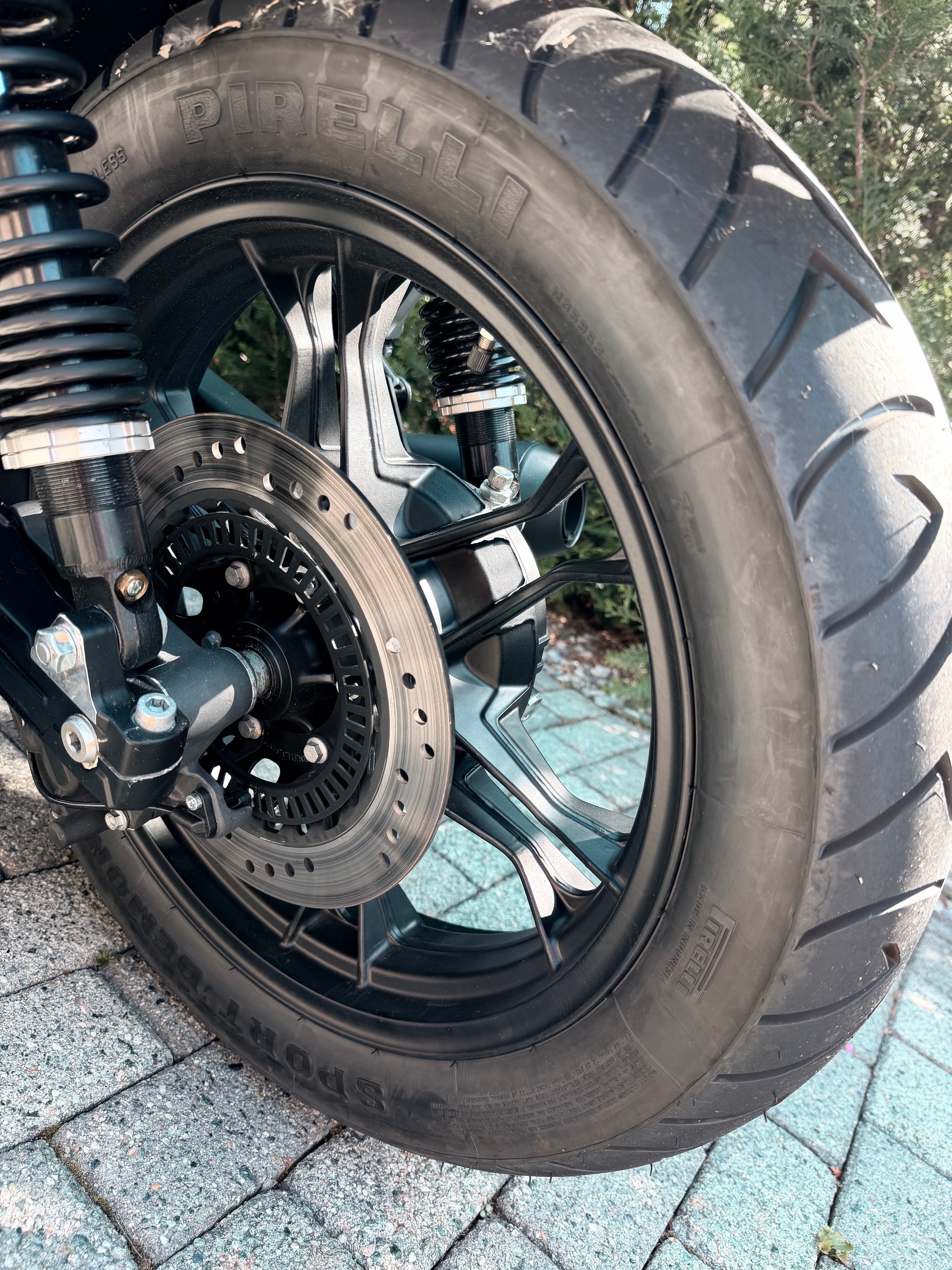 MOTO GUZZI V7 III Carbon 750 ABS-image-7