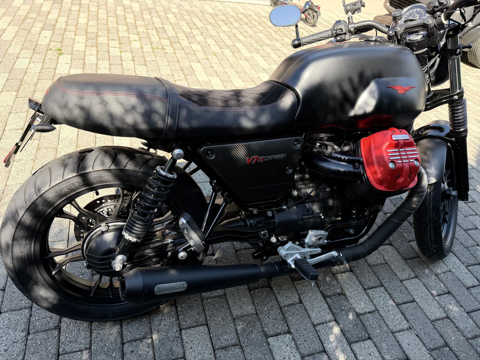 MOTO GUZZI V7 III Carbon 750 ABS-image-2