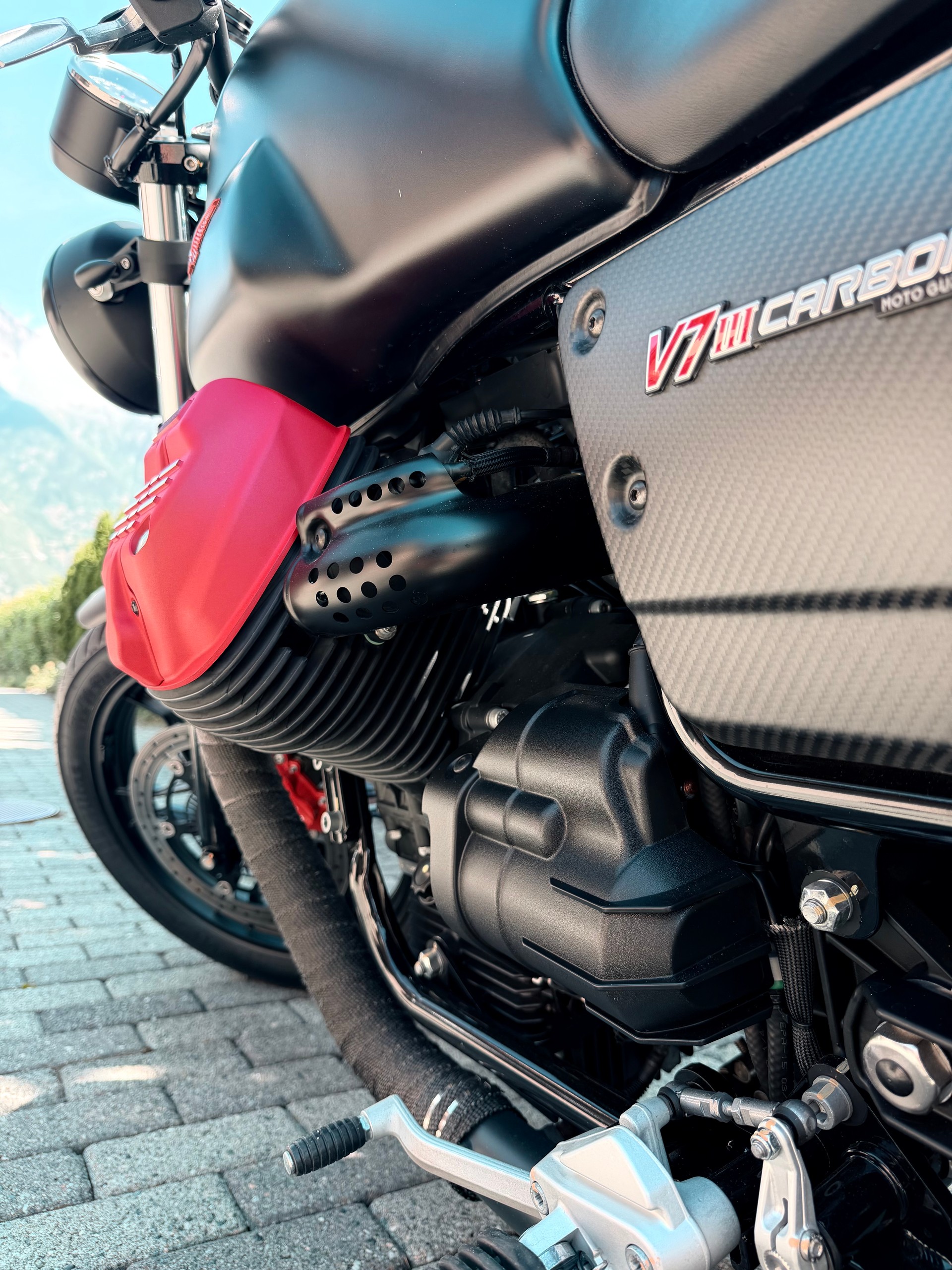 MOTO GUZZI V7 III Carbon 750 ABS-image-11