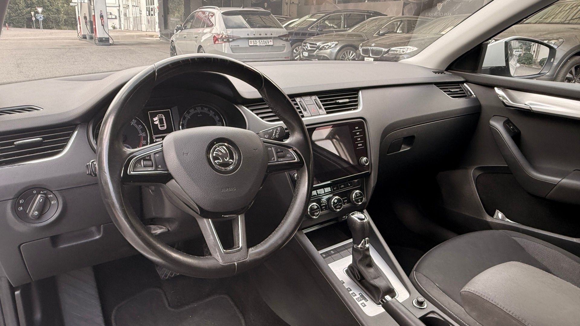 SKODA Octavia Combi 2.0 TDI Clever DSG-image-10
