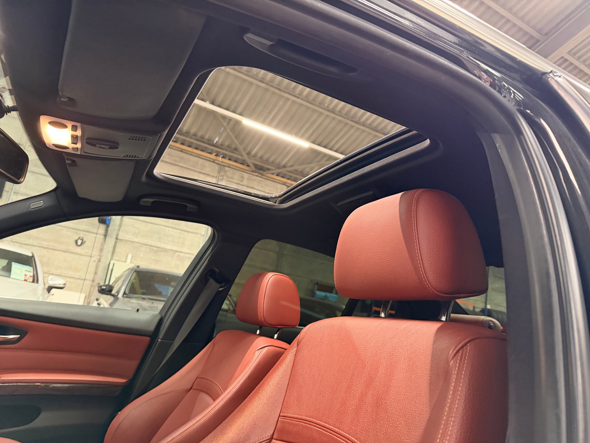 BMW 330i Steptronic-image-10