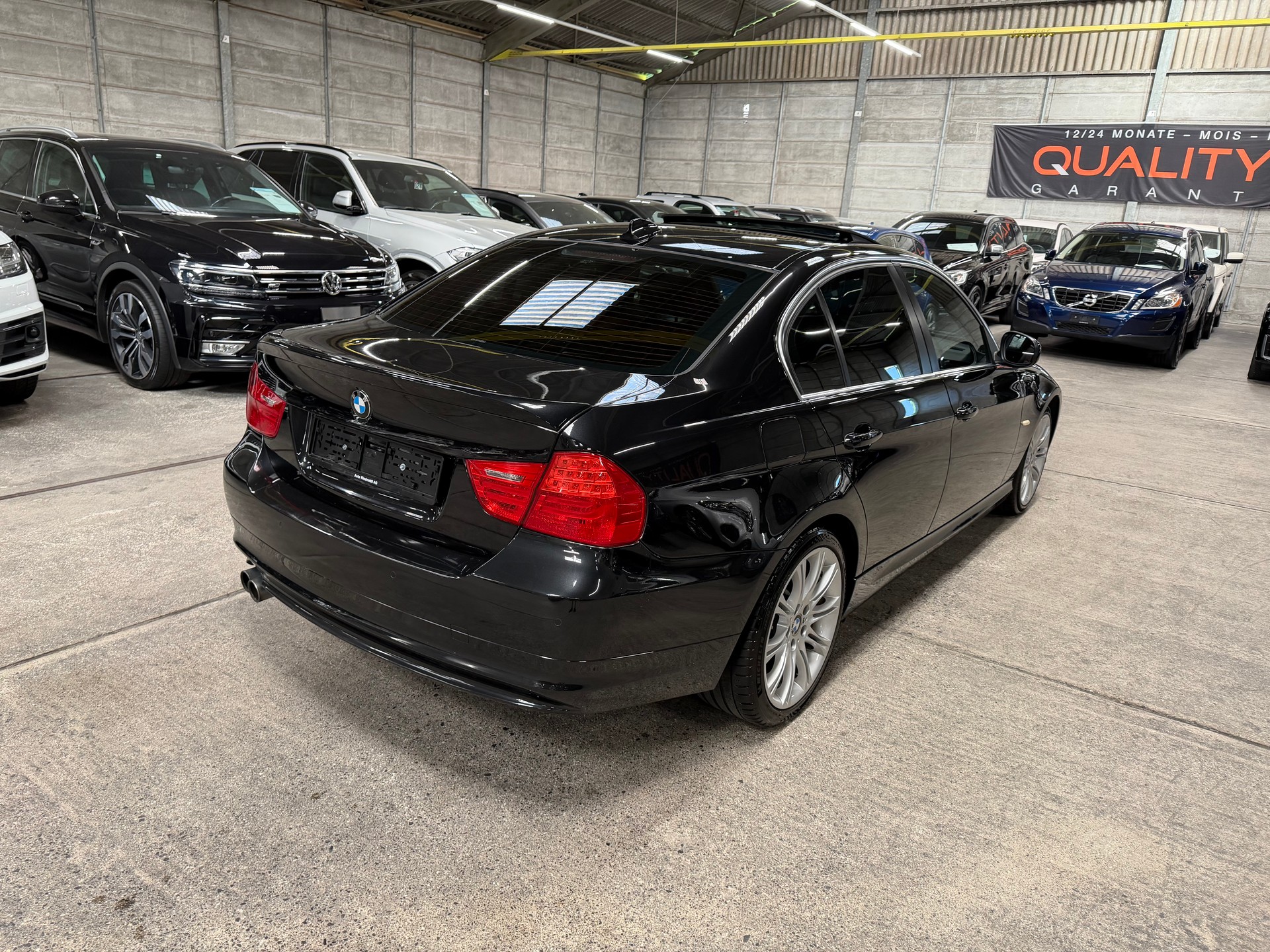 BMW 330i Steptronic-showroom-element-3