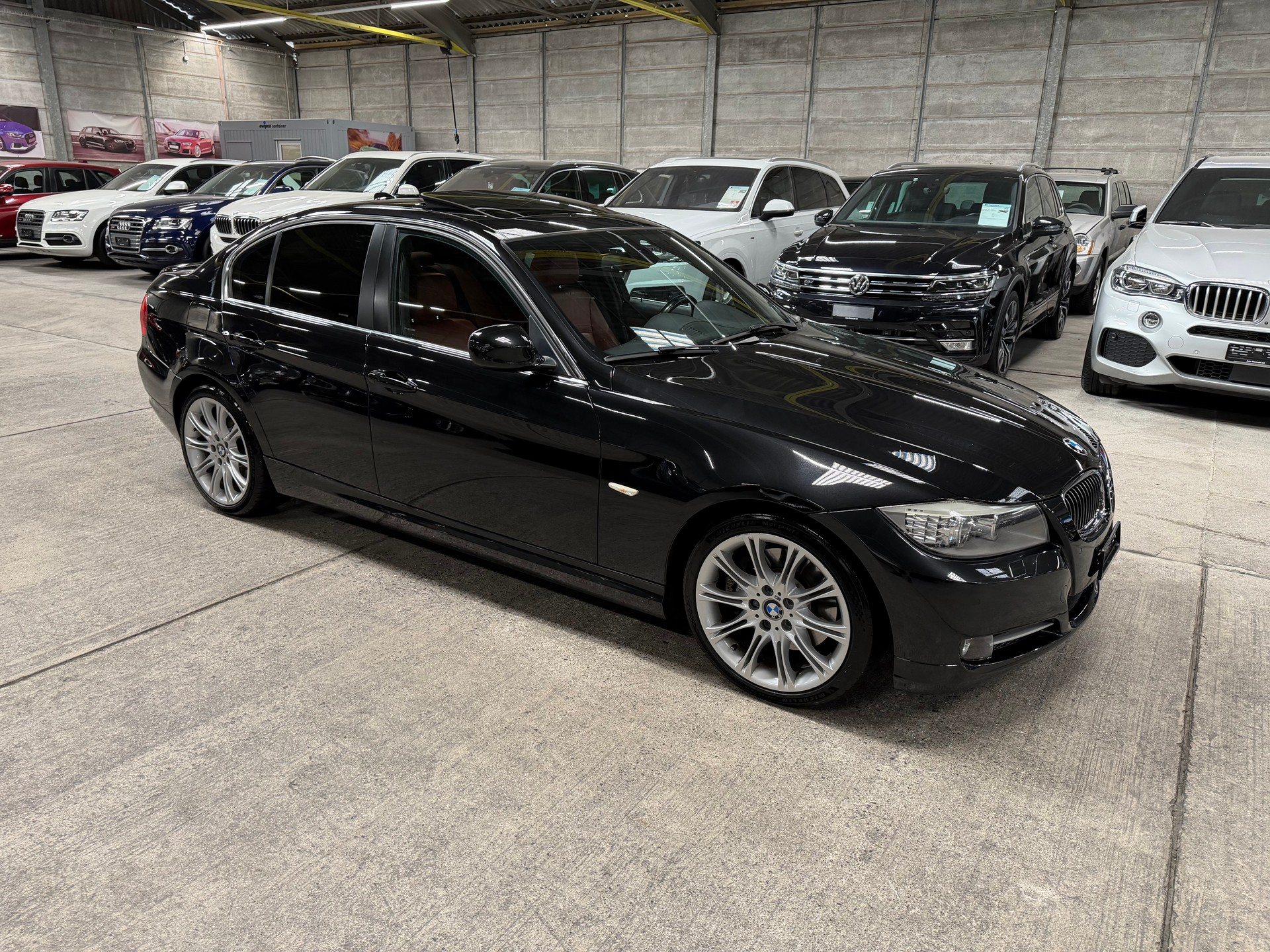 BMW 330i Steptronic-showroom-element-1