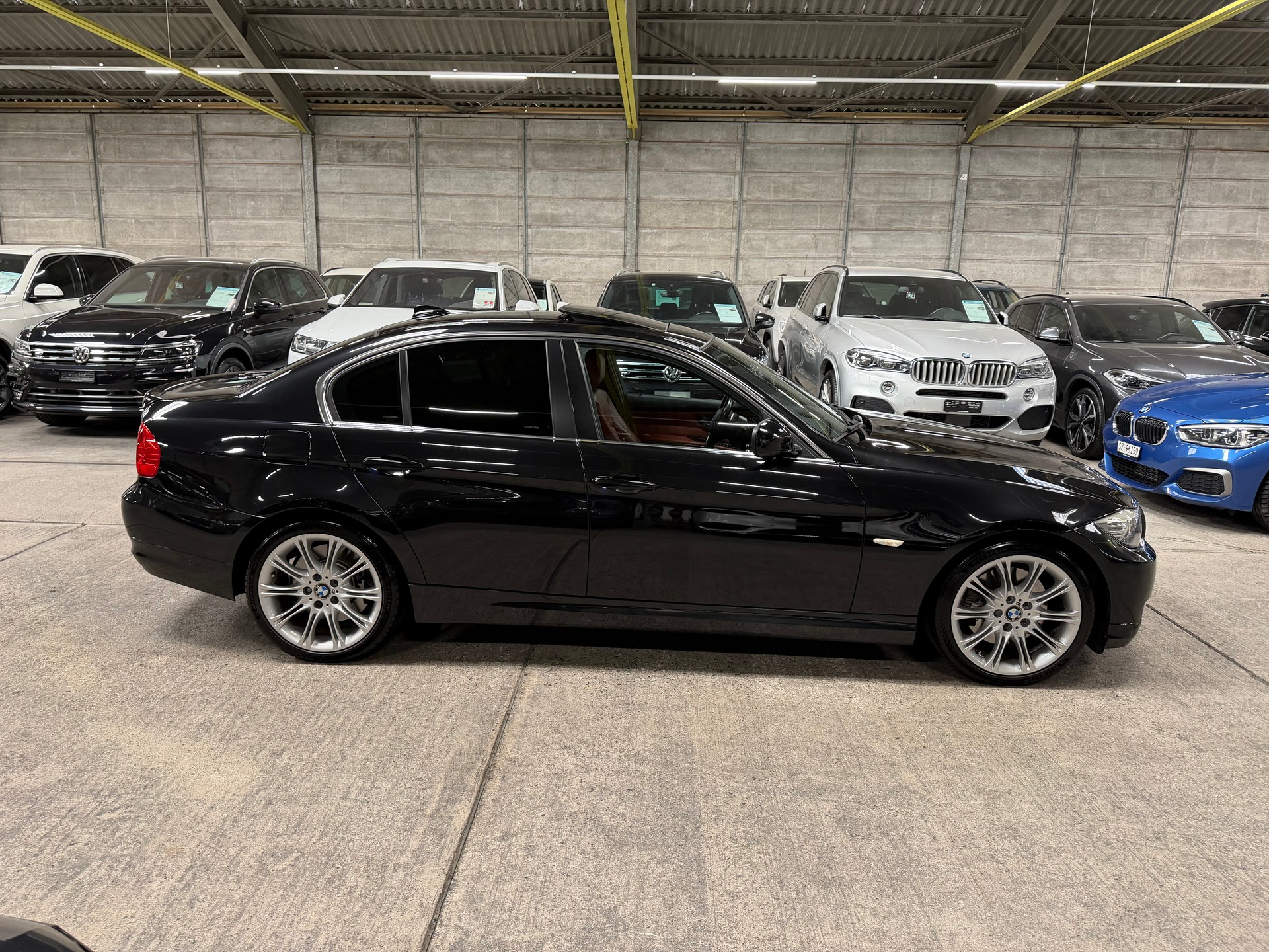 BMW 330i Steptronic-showroom-element-2