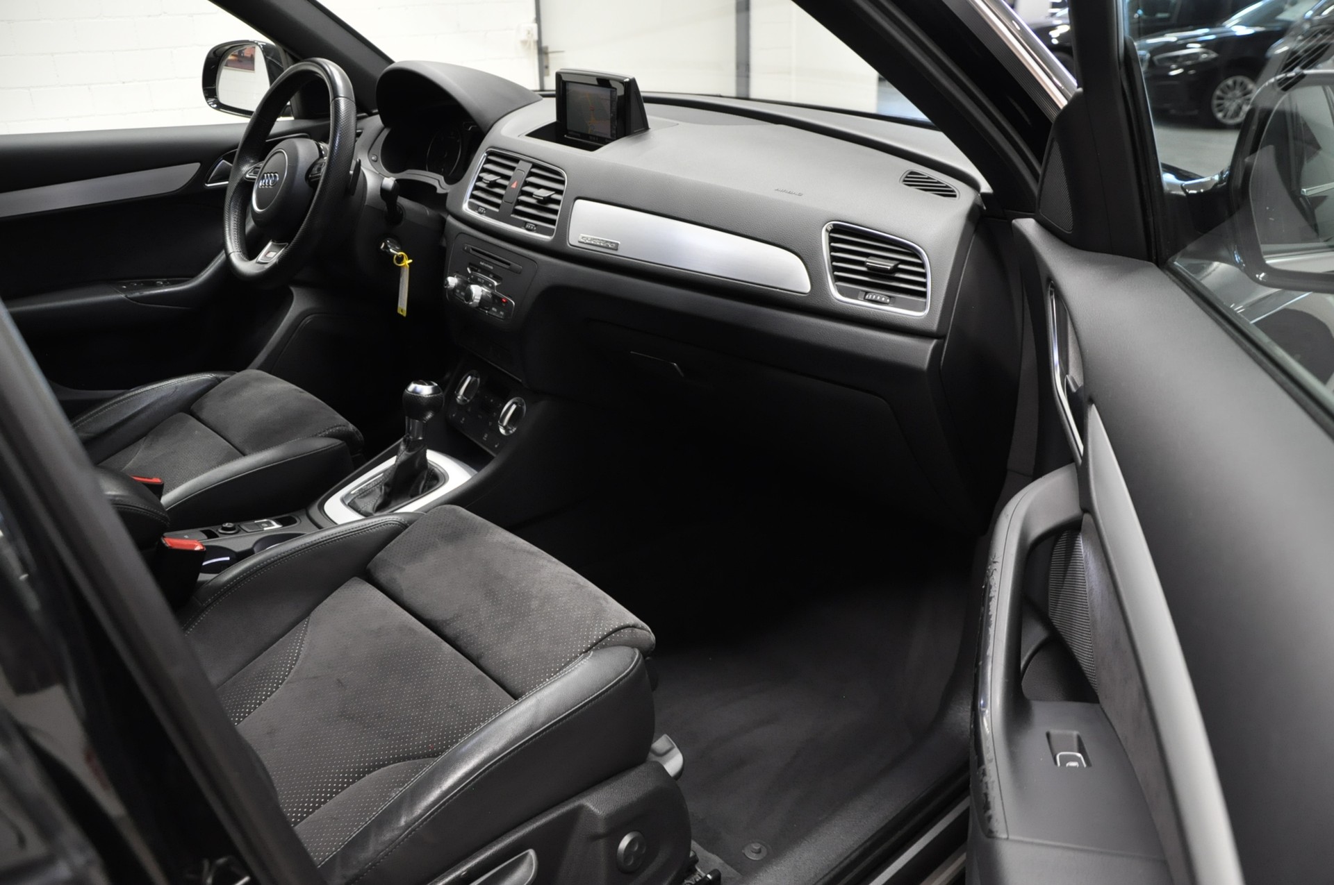 AUDI Q3 2.0 TDI quattro S-tronic-image-12