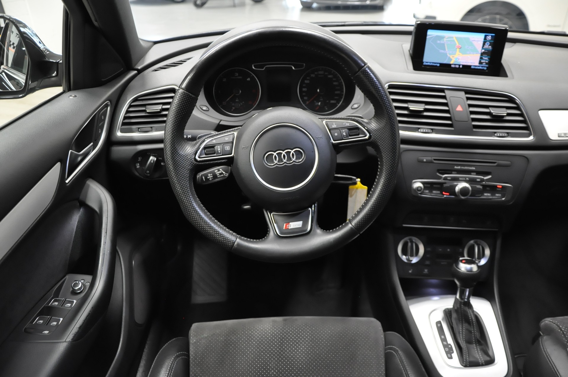 AUDI Q3 2.0 TDI quattro S-tronic-image-17