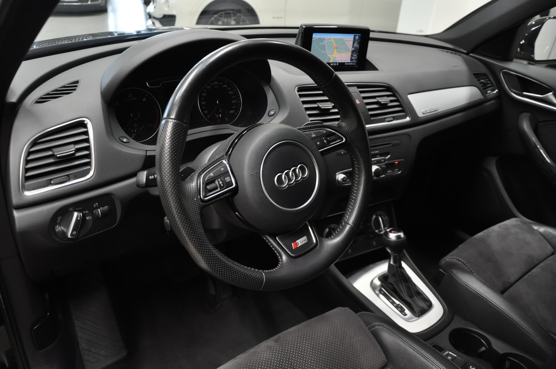 AUDI Q3 2.0 TDI quattro S-tronic-image-10