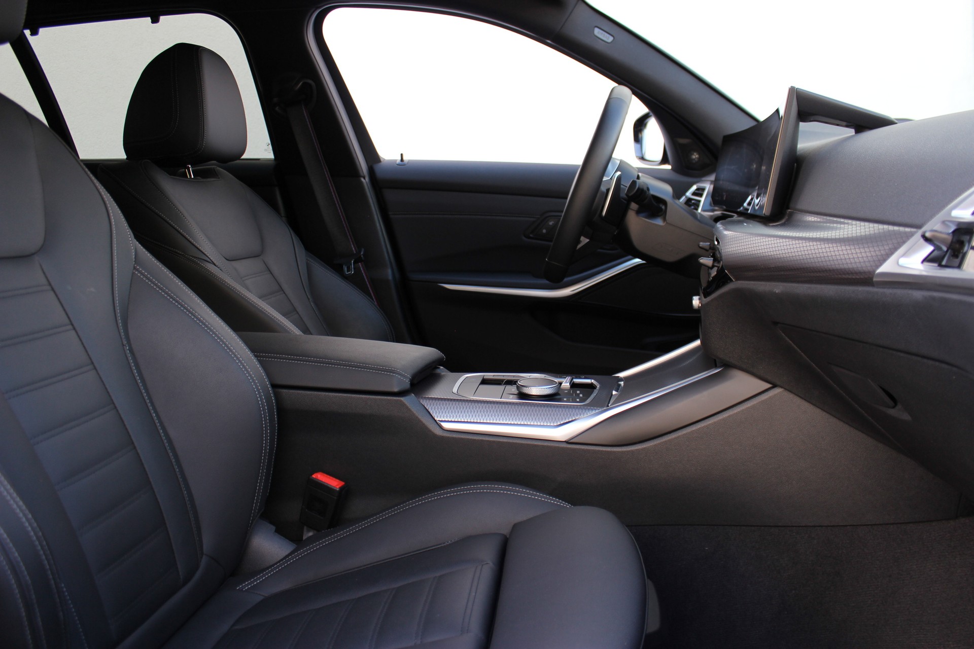 BMW 320d xDrive 48V Touring M Sport Pro-showroom-element-3