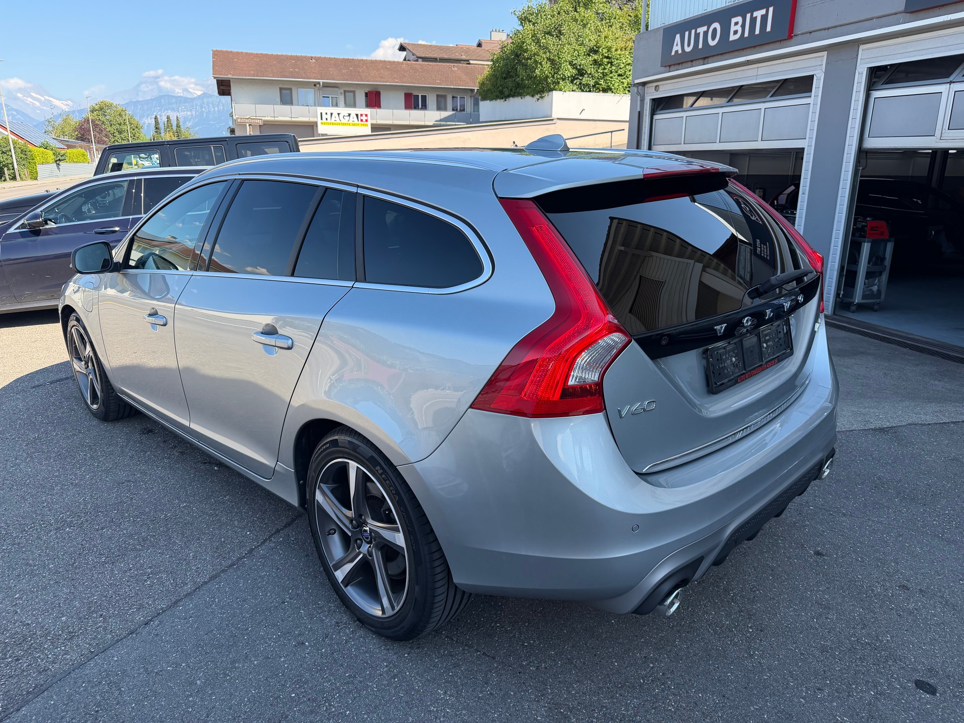 VOLVO V60 D6 AWD Plug-in Hybrid Momentum R-Design-image-3