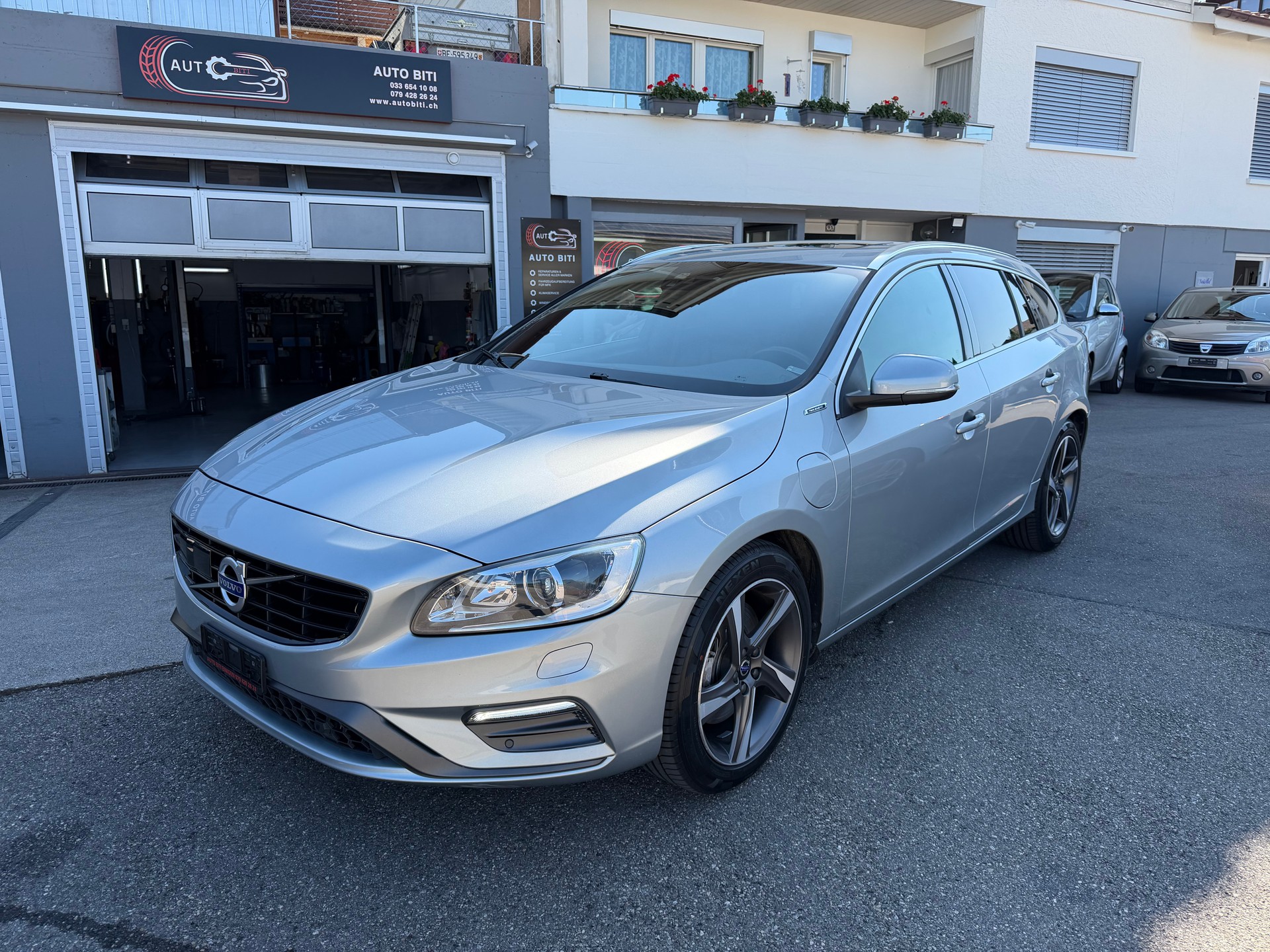 VOLVO V60 D6 AWD Plug-in Hybrid Momentum R-Design