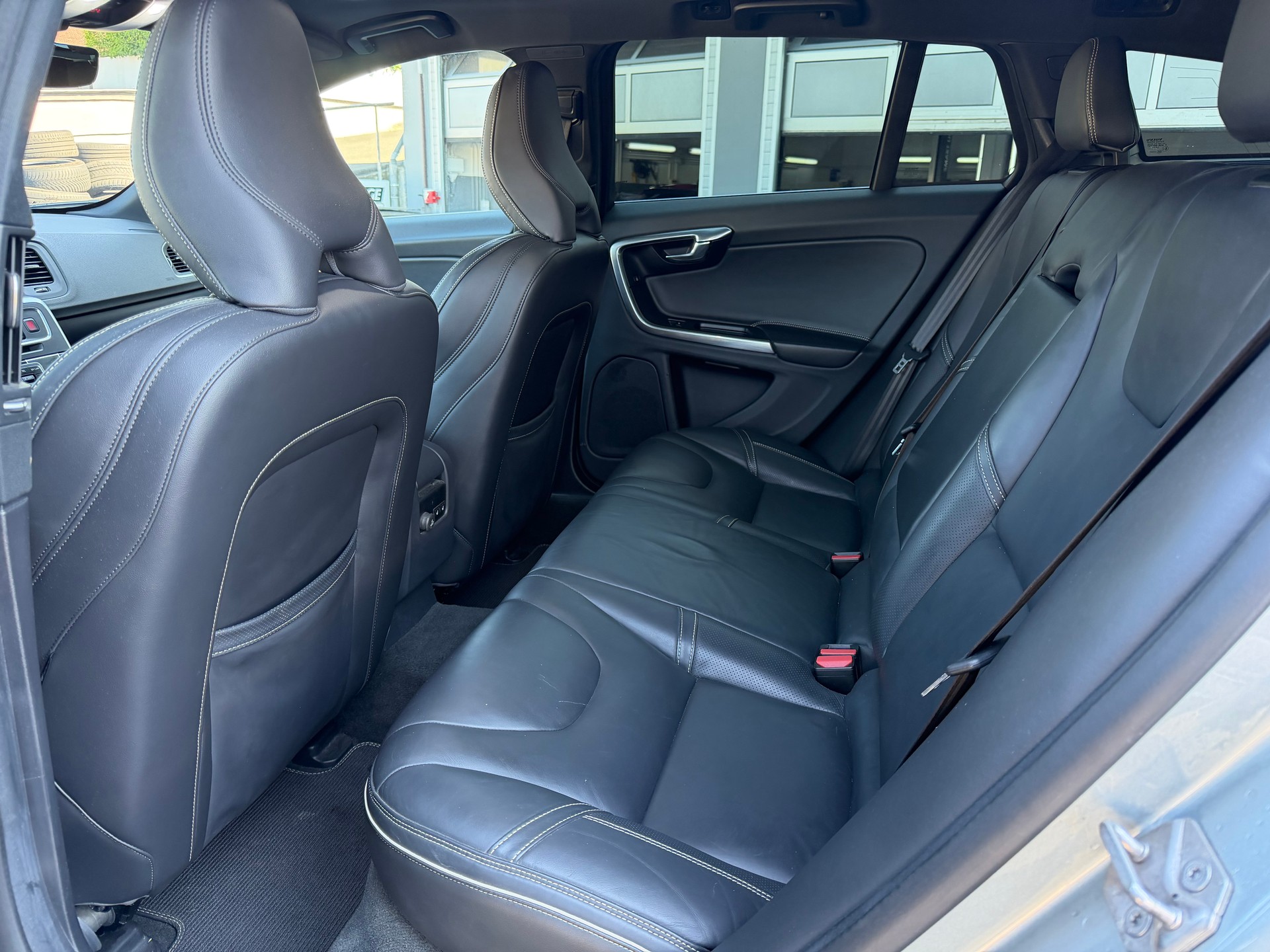 VOLVO V60 D6 AWD Plug-in Hybrid Momentum R-Design-image-9